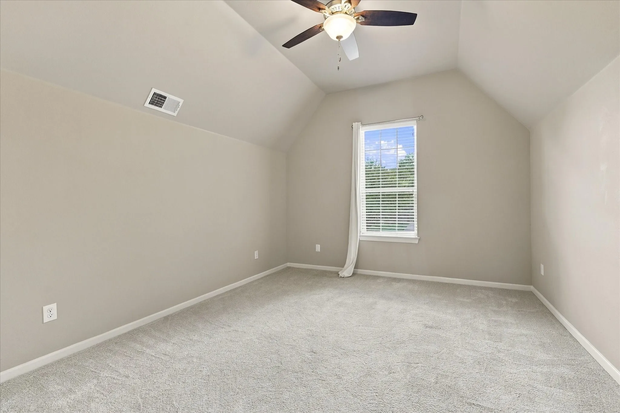 Single Family Residence For Sale in Denton County , 304 Thistle Ridge, Denton, Texas 76210, 3 Bedroom, 4 Bathroom, 2 Garage spaces, 3,188 Sqft, built in 2015, mls#21413205, Real Estate Agent in Denton, Homes For Sale in Denton county, Homes For Sale in Denton, Realtor in Denton Texas, Real Estate Brokerage Independent Realty Texas, Luminita Cordes Realtor