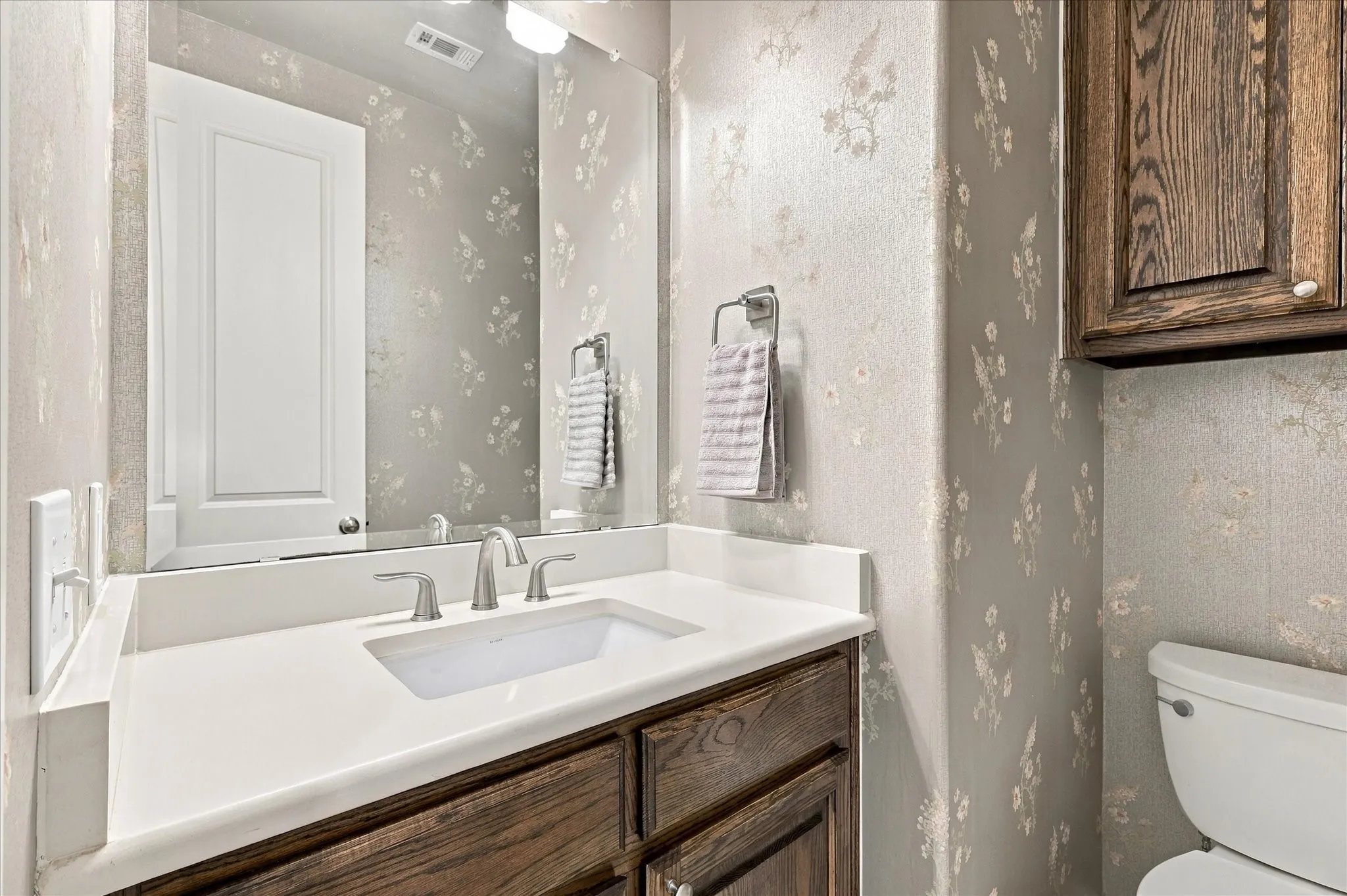 Single Family Residence For Sale in Denton County , 304 Thistle Ridge, Denton, Texas 76210, 3 Bedroom, 4 Bathroom, 2 Garage spaces, 3,188 Sqft, built in 2015, mls#21413205, Real Estate Agent in Denton, Homes For Sale in Denton county, Homes For Sale in Denton, Realtor in Denton Texas, Real Estate Brokerage Independent Realty Texas, Luminita Cordes Realtor