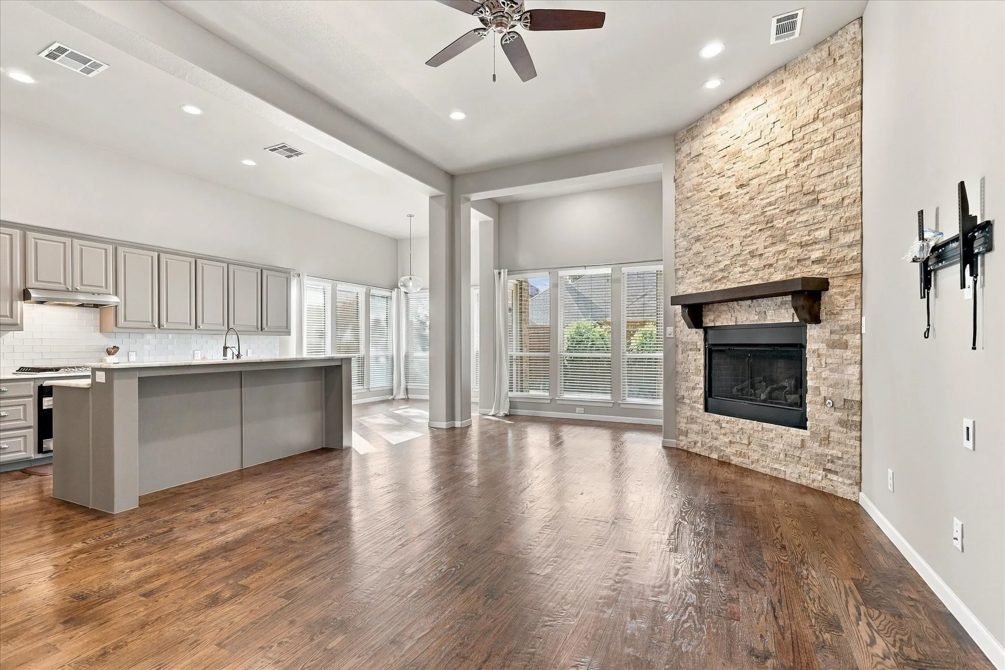 Single Family Residence For Sale in Denton County , 304 Thistle Ridge, Denton, Texas 76210, 3 Bedroom, 4 Bathroom, 2 Garage spaces, 3,188 Sqft, built in 2015, mls#21413205, Real Estate Agent in Denton, Homes For Sale in Denton county, Homes For Sale in Denton, Realtor in Denton Texas, Real Estate Brokerage Independent Realty Texas, Luminita Cordes Realtor