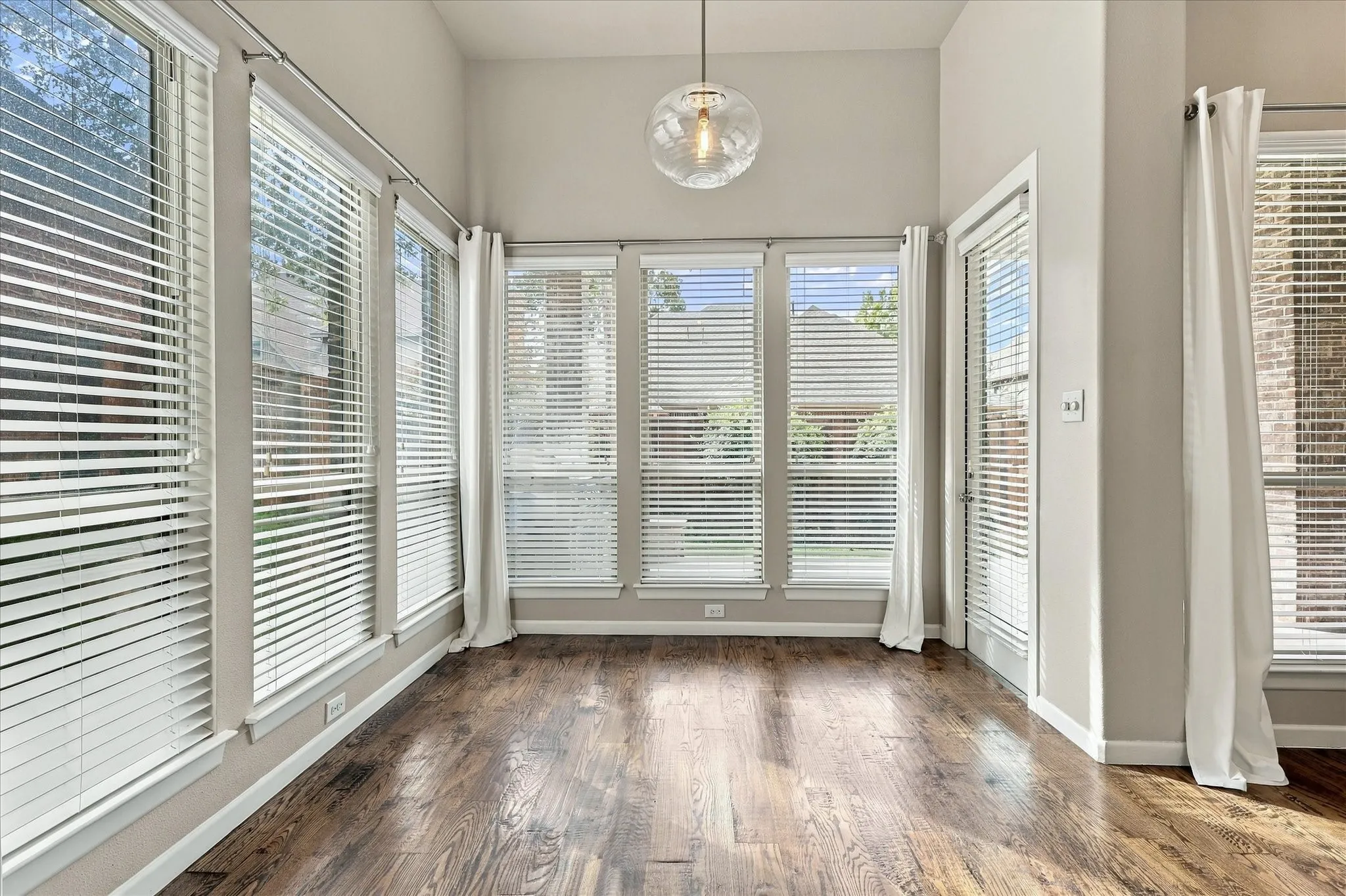Single Family Residence For Sale in Denton County , 304 Thistle Ridge, Denton, Texas 76210, 3 Bedroom, 4 Bathroom, 2 Garage spaces, 3,188 Sqft, built in 2015, mls#21413205, Real Estate Agent in Denton, Homes For Sale in Denton county, Homes For Sale in Denton, Realtor in Denton Texas, Real Estate Brokerage Independent Realty Texas, Luminita Cordes Realtor