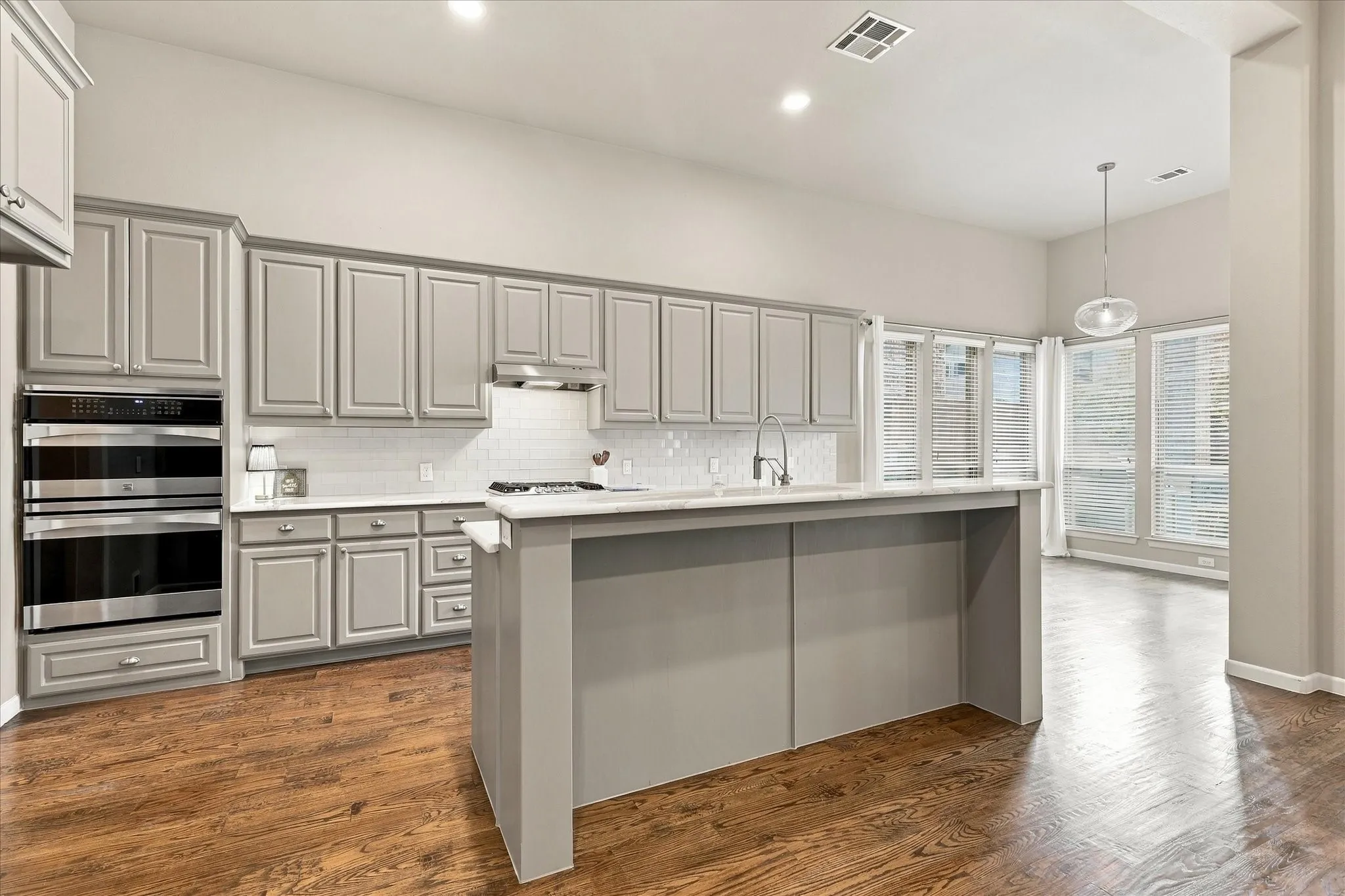 Single Family Residence For Sale in Denton County , 304 Thistle Ridge, Denton, Texas 76210, 3 Bedroom, 4 Bathroom, 2 Garage spaces, 3,188 Sqft, built in 2015, mls#21413205, Real Estate Agent in Denton, Homes For Sale in Denton county, Homes For Sale in Denton, Realtor in Denton Texas, Real Estate Brokerage Independent Realty Texas, Luminita Cordes Realtor