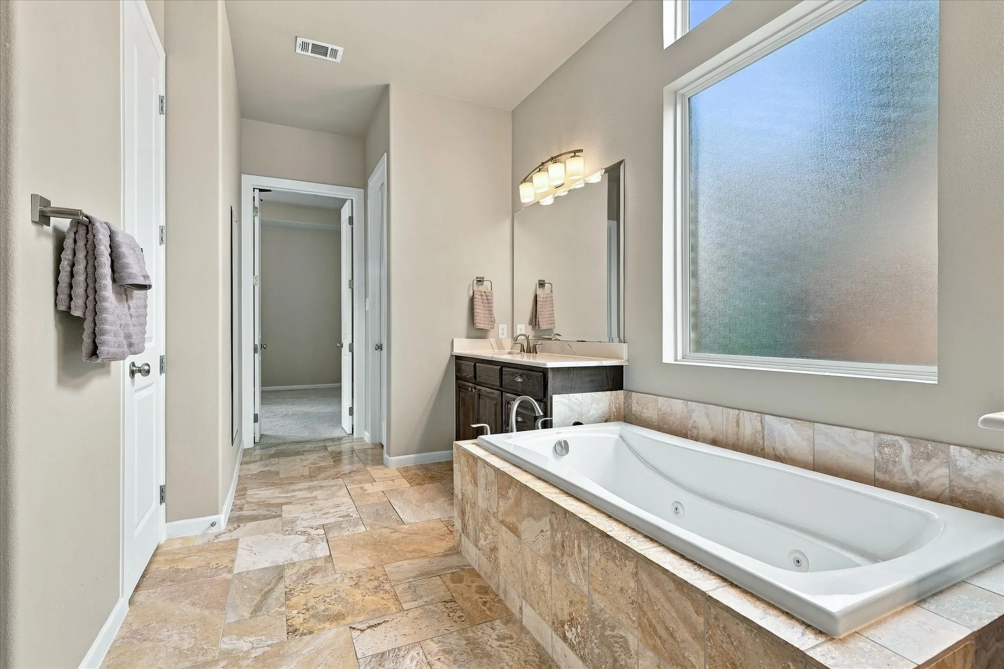 Single Family Residence For Sale in Denton County , 304 Thistle Ridge, Denton, Texas 76210, 3 Bedroom, 4 Bathroom, 2 Garage spaces, 3,188 Sqft, built in 2015, mls#21413205, Real Estate Agent in Denton, Homes For Sale in Denton county, Homes For Sale in Denton, Realtor in Denton Texas, Real Estate Brokerage Independent Realty Texas, Luminita Cordes Realtor