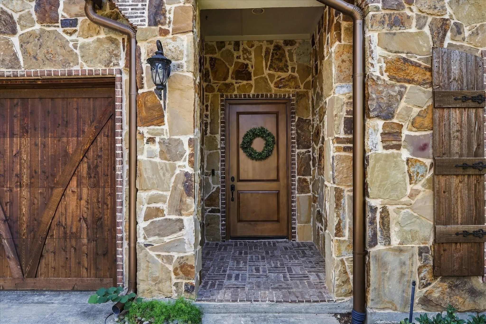 Single Family Residence For Sale in Denton County , 304 Thistle Ridge, Denton, Texas 76210, 3 Bedroom, 4 Bathroom, 2 Garage spaces, 3,188 Sqft, built in 2015, mls#21413205, Real Estate Agent in Denton, Homes For Sale in Denton county, Homes For Sale in Denton, Realtor in Denton Texas, Real Estate Brokerage Independent Realty Texas, Luminita Cordes Realtor
