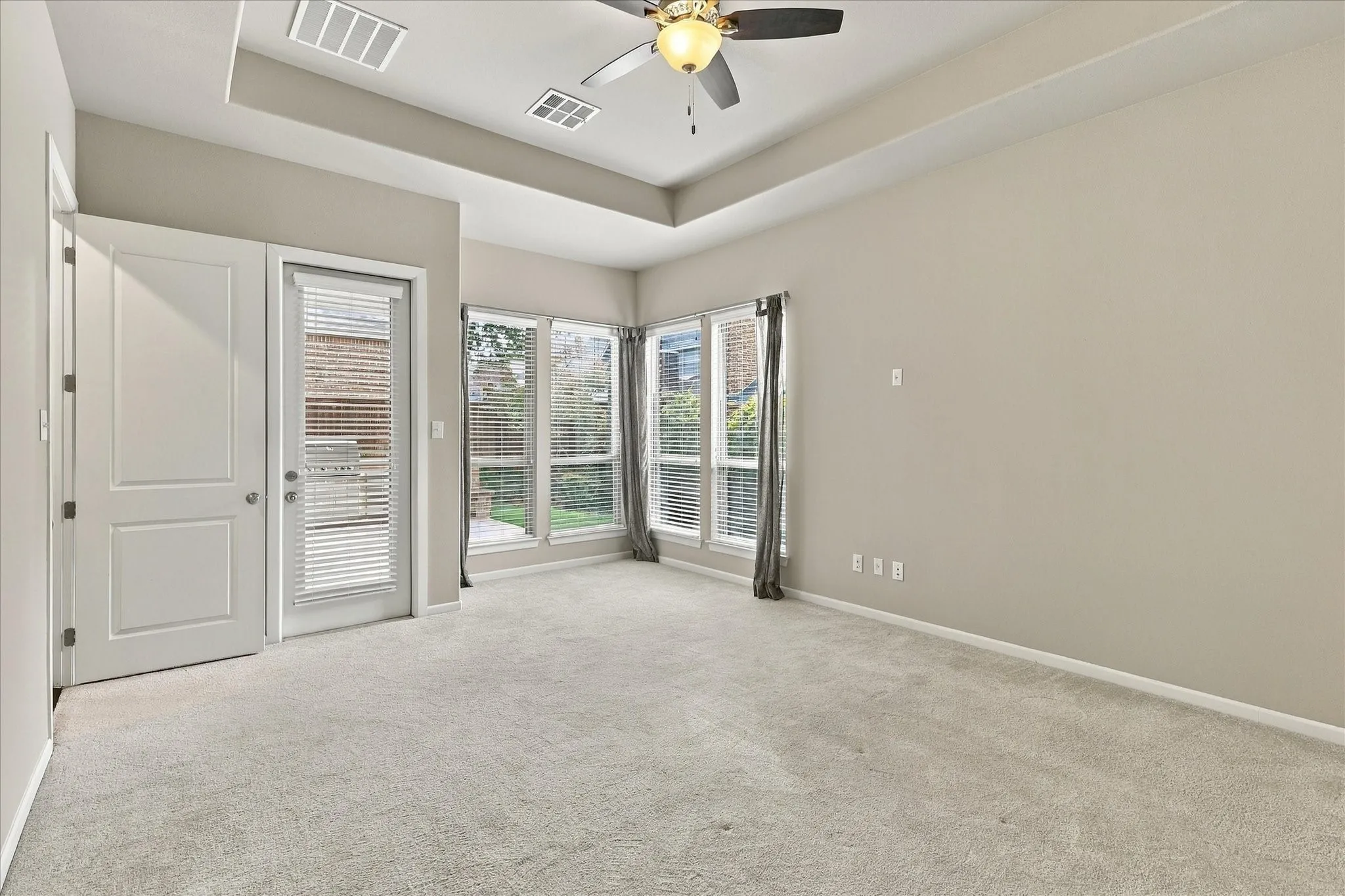 Single Family Residence For Sale in Denton County , 304 Thistle Ridge, Denton, Texas 76210, 3 Bedroom, 4 Bathroom, 2 Garage spaces, 3,188 Sqft, built in 2015, mls#21413205, Real Estate Agent in Denton, Homes For Sale in Denton county, Homes For Sale in Denton, Realtor in Denton Texas, Real Estate Brokerage Independent Realty Texas, Luminita Cordes Realtor