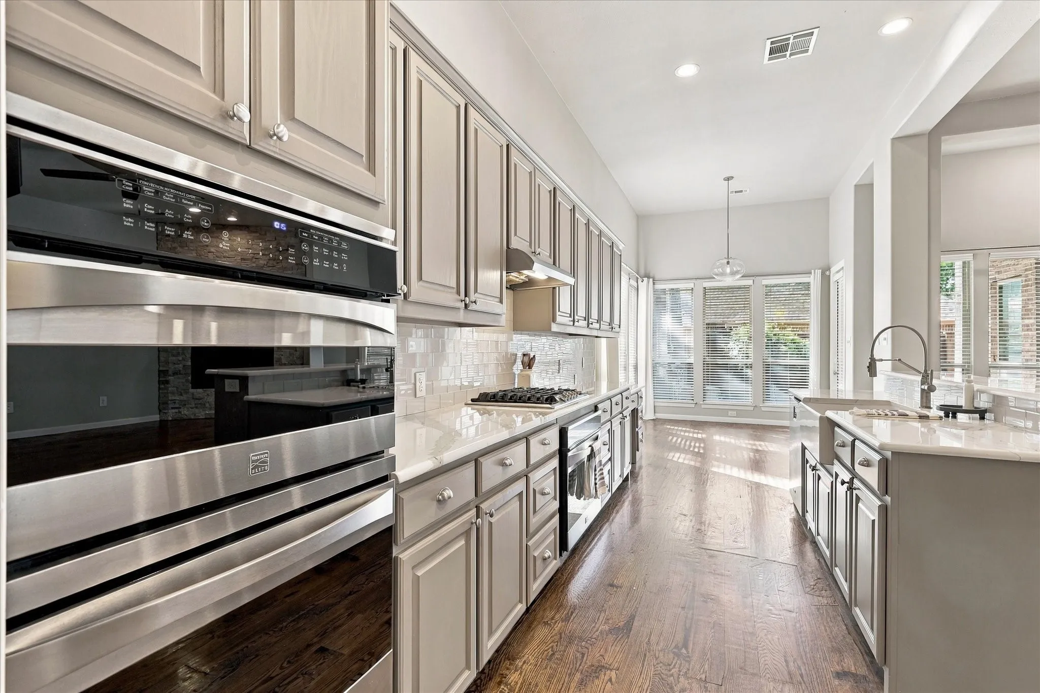 Single Family Residence For Sale in Denton County , 304 Thistle Ridge, Denton, Texas 76210, 3 Bedroom, 4 Bathroom, 2 Garage spaces, 3,188 Sqft, built in 2015, mls#21413205, Real Estate Agent in Denton, Homes For Sale in Denton county, Homes For Sale in Denton, Realtor in Denton Texas, Real Estate Brokerage Independent Realty Texas, Luminita Cordes Realtor
