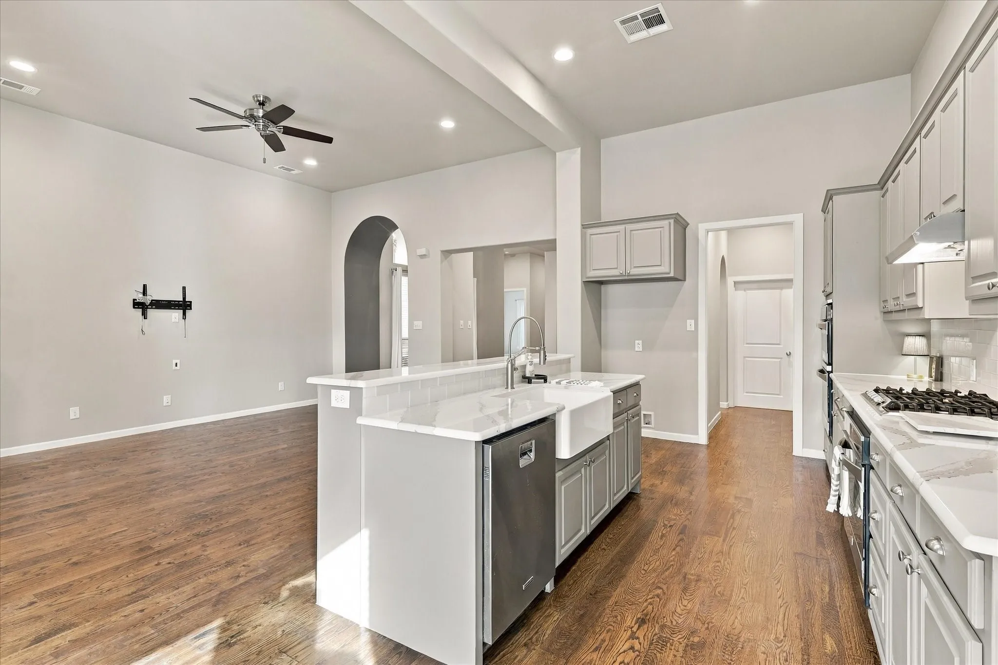 Single Family Residence For Sale in Denton County , 304 Thistle Ridge, Denton, Texas 76210, 3 Bedroom, 4 Bathroom, 2 Garage spaces, 3,188 Sqft, built in 2015, mls#21413205, Real Estate Agent in Denton, Homes For Sale in Denton county, Homes For Sale in Denton, Realtor in Denton Texas, Real Estate Brokerage Independent Realty Texas, Luminita Cordes Realtor