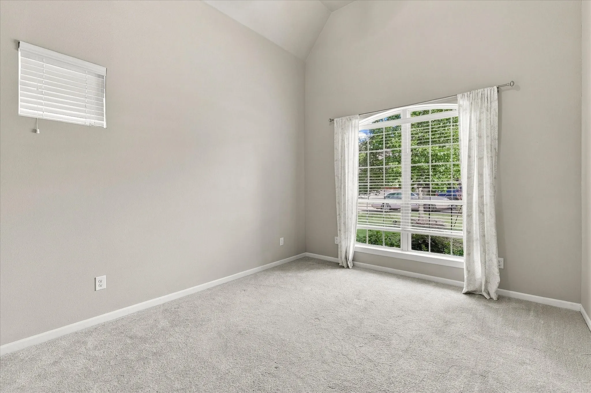 Single Family Residence For Sale in Denton County , 304 Thistle Ridge, Denton, Texas 76210, 3 Bedroom, 4 Bathroom, 2 Garage spaces, 3,188 Sqft, built in 2015, mls#21413205, Real Estate Agent in Denton, Homes For Sale in Denton county, Homes For Sale in Denton, Realtor in Denton Texas, Real Estate Brokerage Independent Realty Texas, Luminita Cordes Realtor