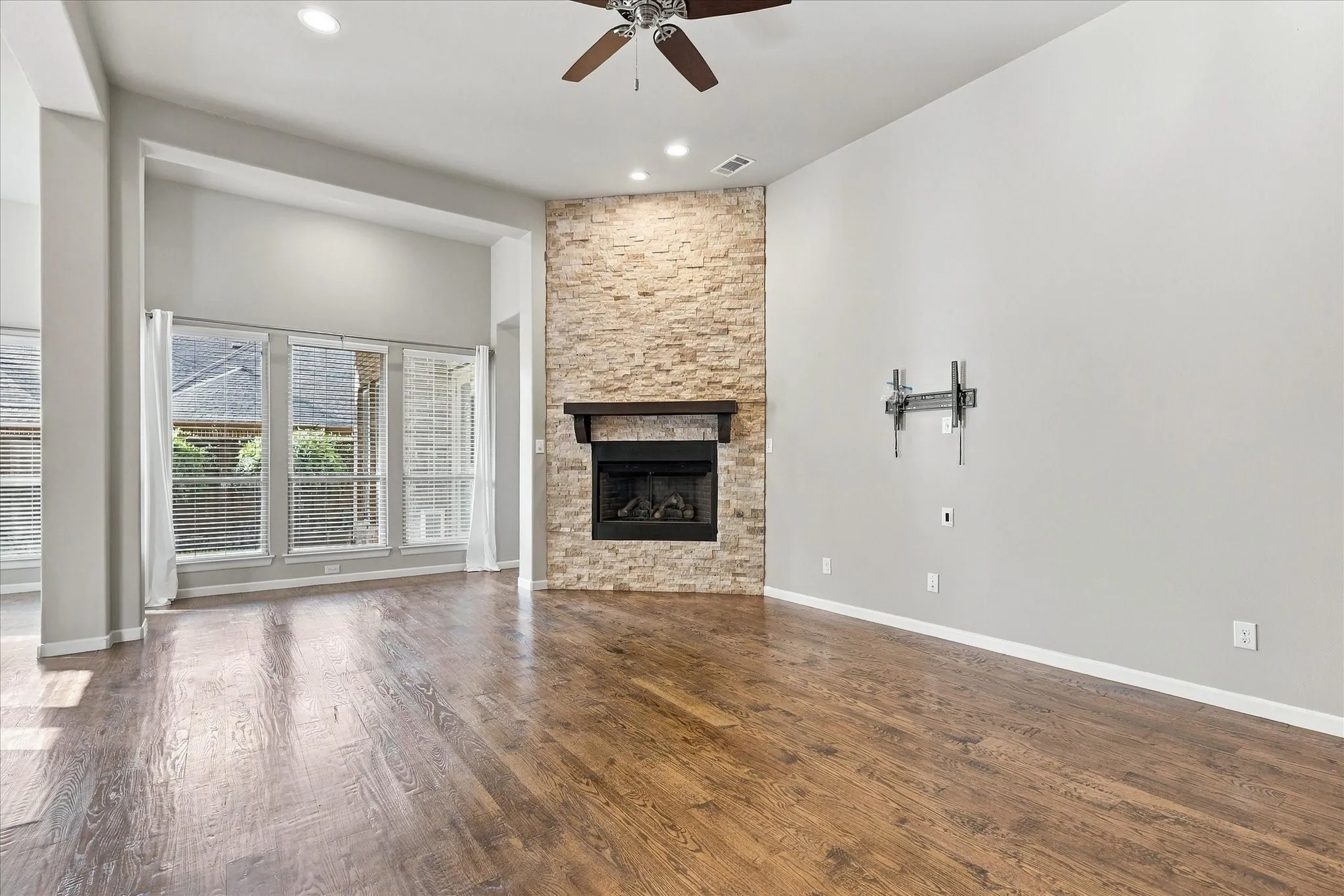 Single Family Residence For Sale in Denton County , 304 Thistle Ridge, Denton, Texas 76210, 3 Bedroom, 4 Bathroom, 2 Garage spaces, 3,188 Sqft, built in 2015, mls#21413205, Real Estate Agent in Denton, Homes For Sale in Denton county, Homes For Sale in Denton, Realtor in Denton Texas, Real Estate Brokerage Independent Realty Texas, Luminita Cordes Realtor