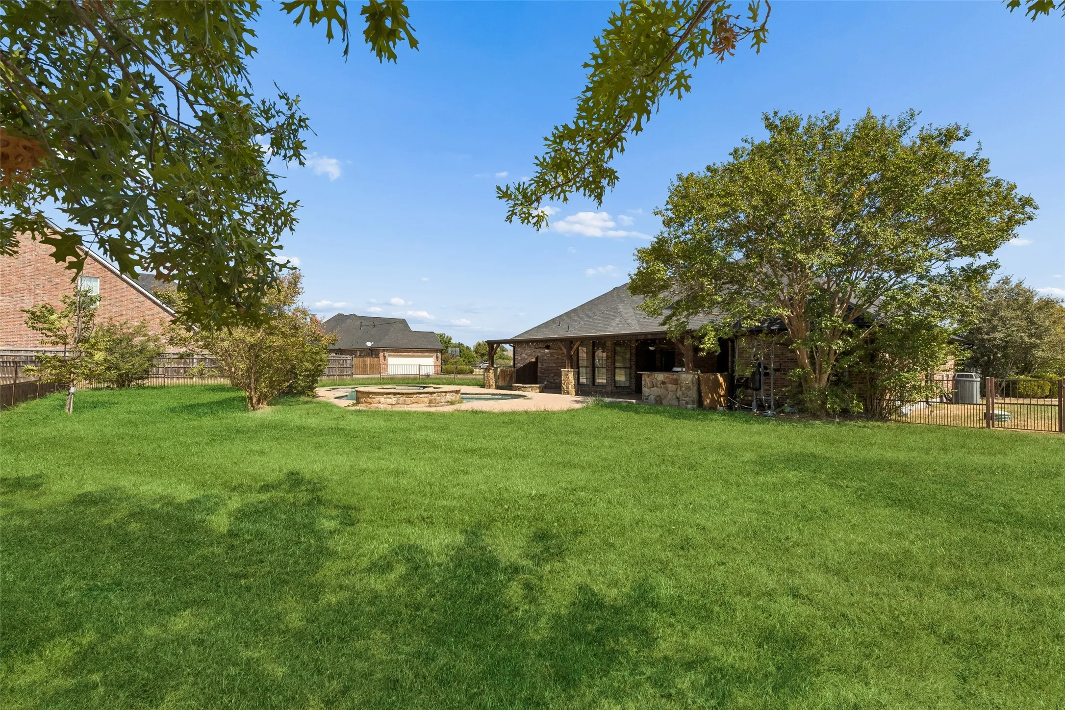 Single Family Residence For Sale in Kaufman County , 10377 W Dublin Drive, Forney, Texas 75126, 3 Bedroom, 4 Bathroom, 2 Garage spaces, 2,266 Sqft, built in 1999, mls#21412915, Real Estate Agent in Forney, Homes For Sale in Kaufman county, Homes For Sale in Forney, Realtor in Forney Texas, Real Estate Brokerage Independent Realty Texas, Luminita Cordes Realtor