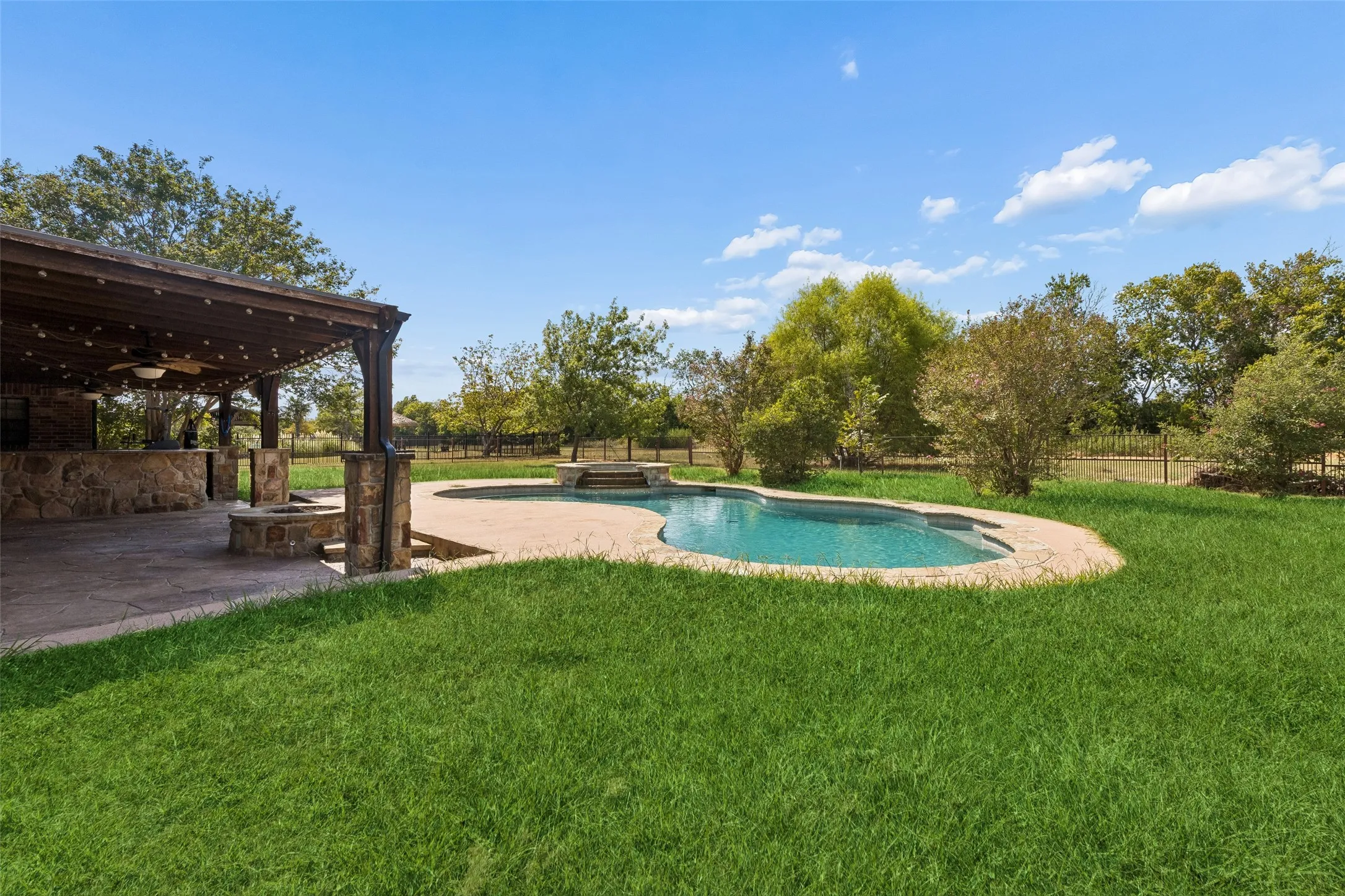 Single Family Residence For Sale in Kaufman County , 10377 W Dublin Drive, Forney, Texas 75126, 3 Bedroom, 4 Bathroom, 2 Garage spaces, 2,266 Sqft, built in 1999, mls#21412915, Real Estate Agent in Forney, Homes For Sale in Kaufman county, Homes For Sale in Forney, Realtor in Forney Texas, Real Estate Brokerage Independent Realty Texas, Luminita Cordes Realtor