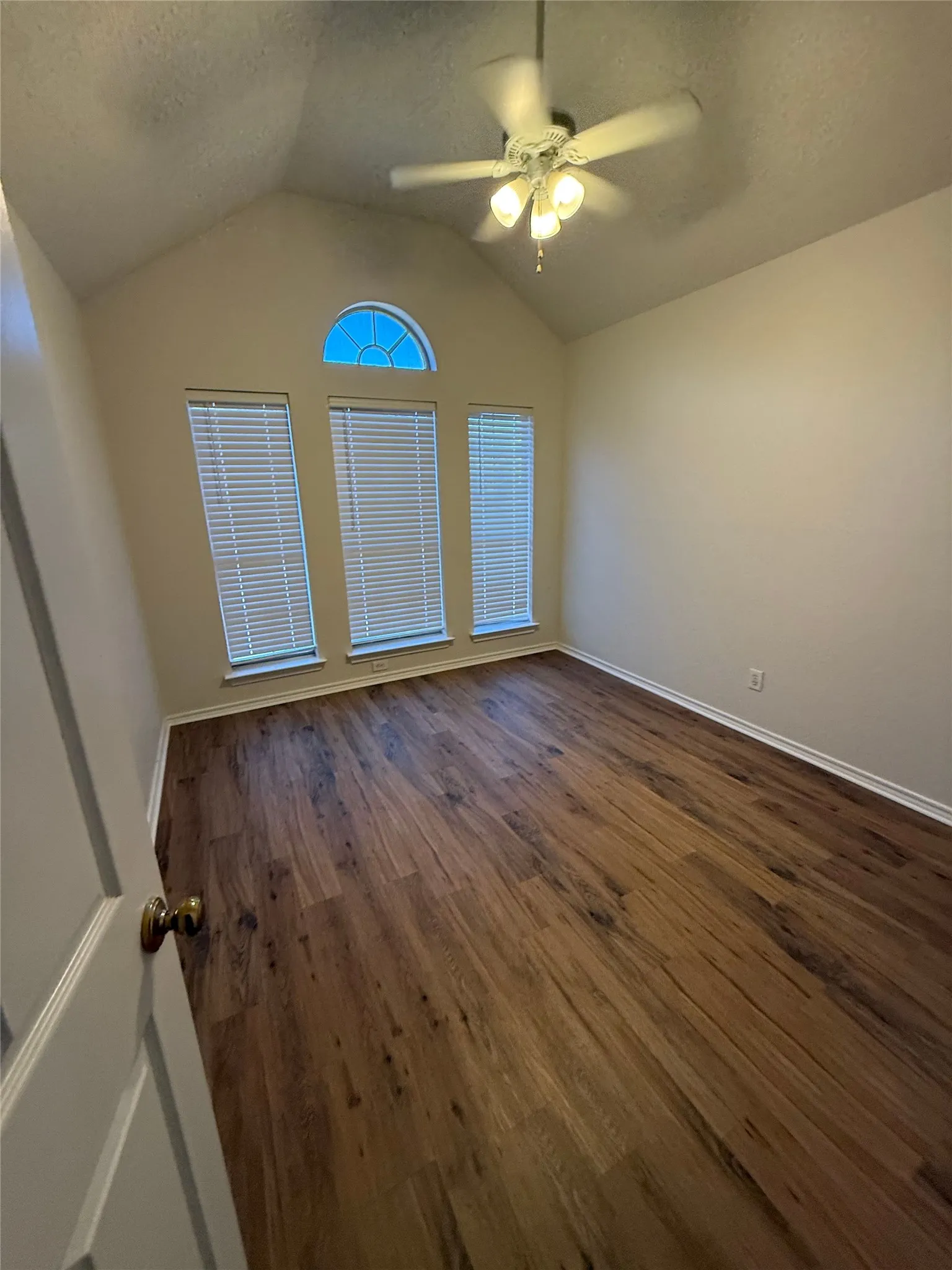 Single Family Residence For Rent in Denton County , 1737 Circle Creek Drive, Lewisville, Texas 75067, 3 Bedroom, 4 Bathroom, 2 Garage spaces, 1,707 Sqft, built in 1992, mls#21411305, Real Estate Agent in Lewisville, Homes For Rent in Denton county, Homes For Rent in Lewisville, Realtor in Lewisville Texas, Real Estate Brokerage Independent Realty Texas, Luminita Cordes Realtor
