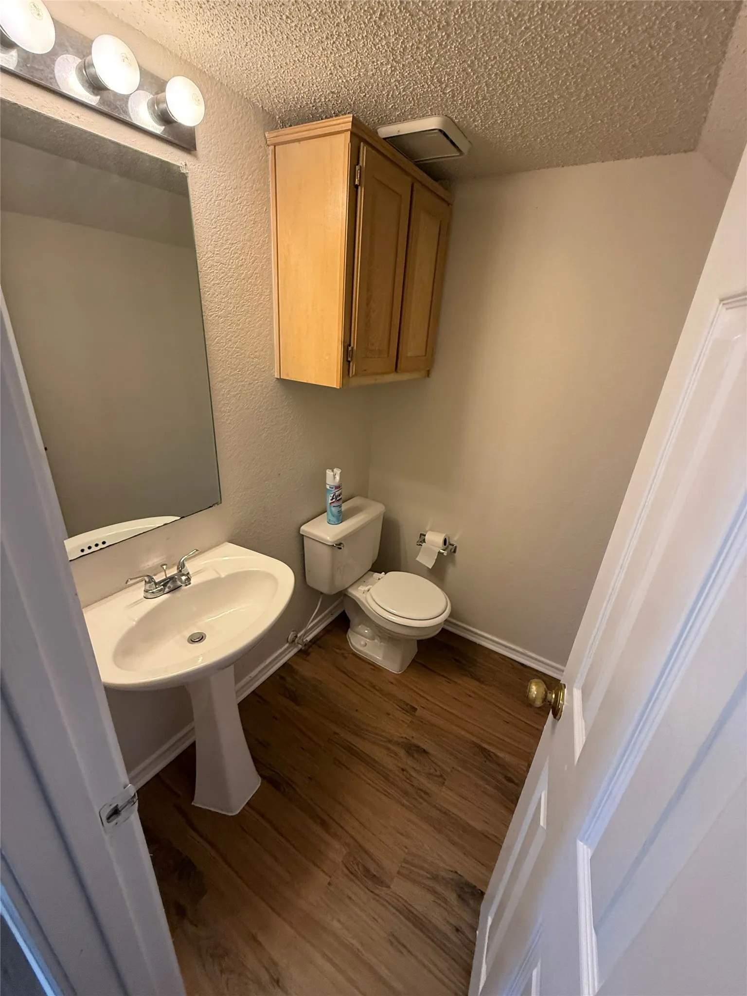 Single Family Residence For Rent in Denton County , 1737 Circle Creek Drive, Lewisville, Texas 75067, 3 Bedroom, 4 Bathroom, 2 Garage spaces, 1,707 Sqft, built in 1992, mls#21411305, Real Estate Agent in Lewisville, Homes For Rent in Denton county, Homes For Rent in Lewisville, Realtor in Lewisville Texas, Real Estate Brokerage Independent Realty Texas, Luminita Cordes Realtor