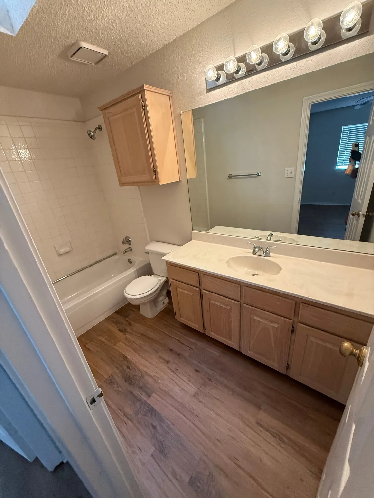 Single Family Residence For Rent in Denton County , 1737 Circle Creek Drive, Lewisville, Texas 75067, 3 Bedroom, 4 Bathroom, 2 Garage spaces, 1,707 Sqft, built in 1992, mls#21411305, Real Estate Agent in Lewisville, Homes For Rent in Denton county, Homes For Rent in Lewisville, Realtor in Lewisville Texas, Real Estate Brokerage Independent Realty Texas, Luminita Cordes Realtor