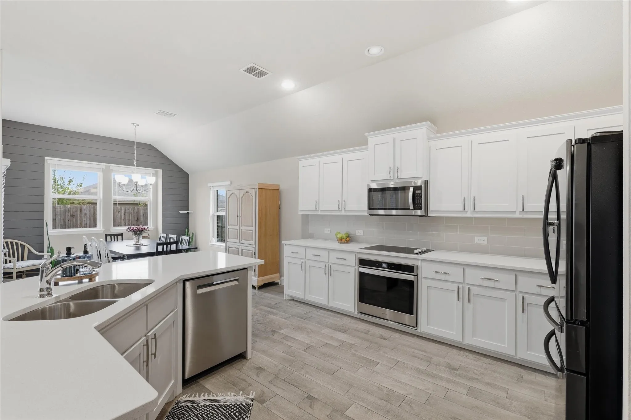 SS appliances, cabinet and drawer pulls compliment this great kitchen.