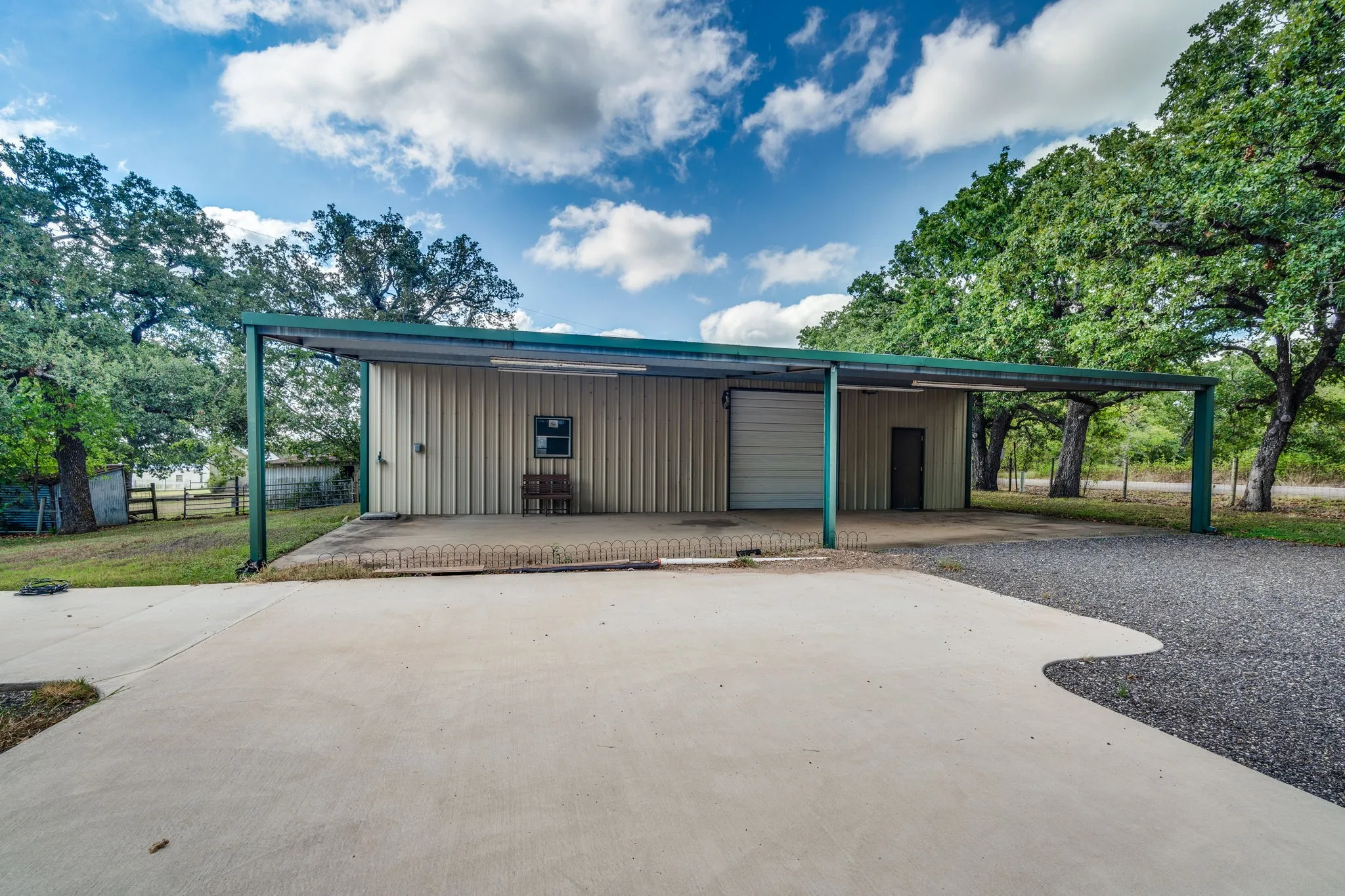 Single Family Residence For Sale in Mc Lennan County , 3754 Ft Graham Road, West, Texas 76691, 3 Bedroom, 3 Bathroom, 6 Garage spaces, 2,588 Sqft, built in 1979, mls#21413808, Real Estate Agent in West, Homes For Sale in Mc Lennan county, Homes For Sale in West, Realtor in West Texas, Real Estate Brokerage Independent Realty Texas, Luminita Cordes Realtor