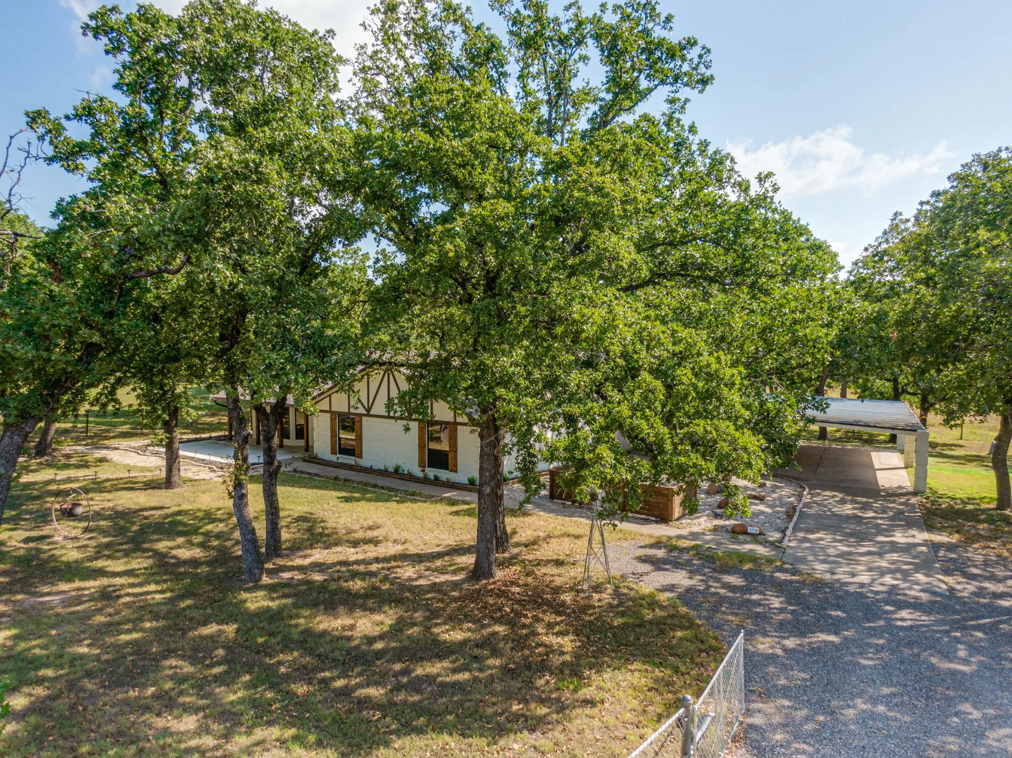 Single Family Residence For Sale in Mc Lennan County , 3754 Ft Graham Road, West, Texas 76691, 3 Bedroom, 3 Bathroom, 6 Garage spaces, 2,588 Sqft, built in 1979, mls#21413808, Real Estate Agent in West, Homes For Sale in Mc Lennan county, Homes For Sale in West, Realtor in West Texas, Real Estate Brokerage Independent Realty Texas, Luminita Cordes Realtor