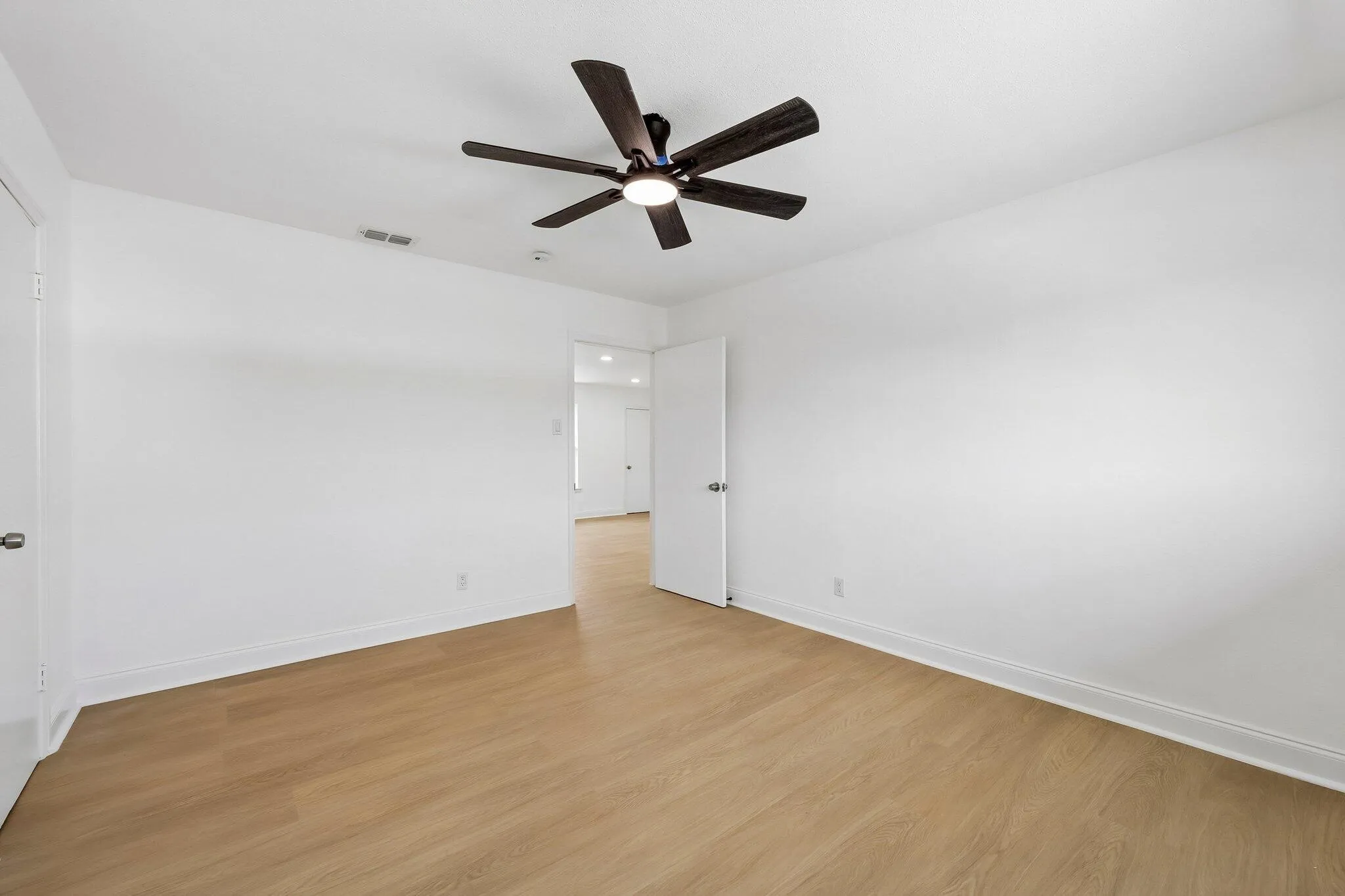 Condominium For Rent in Dallas County , 5050 Matilda Street 225, Dallas, Texas 75206, 2 Bedroom, 2 Bathroom, Garage spaces, 1,055 Sqft, built in 1968, mls#21413828, Real Estate Agent in Dallas, Homes For Rent in Dallas county, Homes For Rent in Dallas, Realtor in Dallas Texas, Real Estate Brokerage Independent Realty Texas, Luminita Cordes Realtor