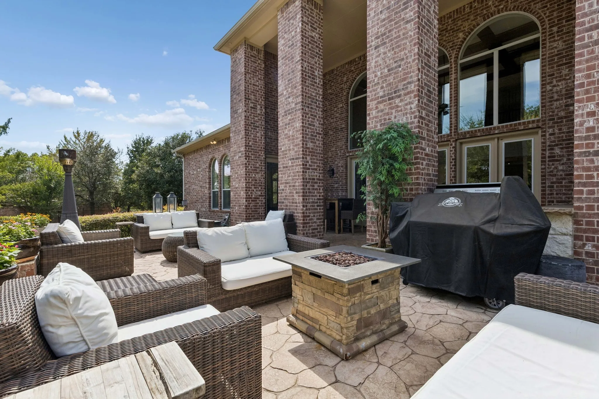 Single Family Residence For Sale in Tarrant County , 305 Corral Court, Southlake, Texas 76092, 5 Bedroom, 5 Bathroom, 4 Garage spaces, 6,033 Sqft, built in 2008, mls#21413777, Real Estate Agent in Southlake, Homes For Sale in Tarrant county, Homes For Sale in Southlake, Realtor in Southlake Texas, Real Estate Brokerage Independent Realty Texas, Luminita Cordes Realtor