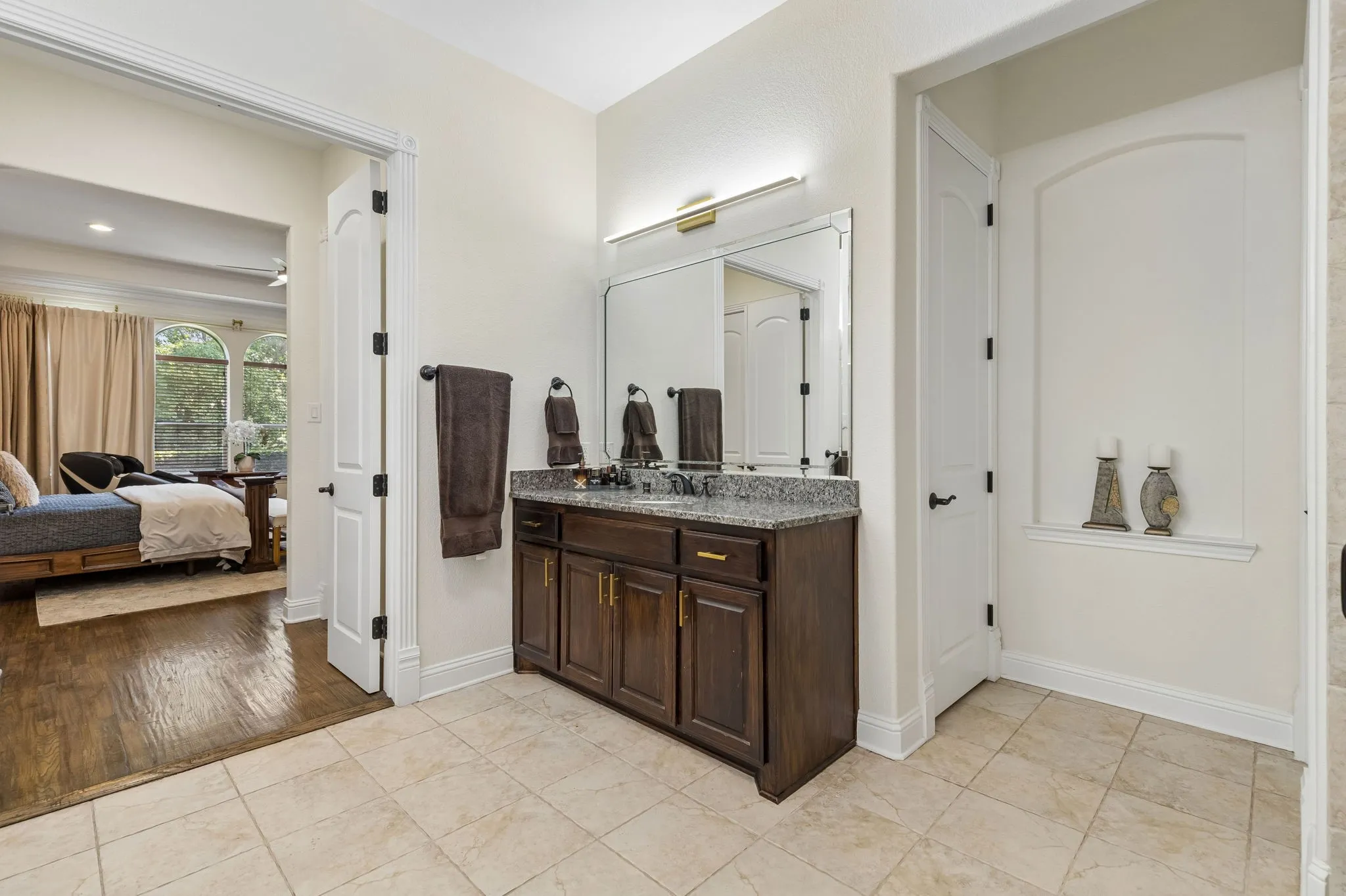 Single Family Residence For Sale in Tarrant County , 305 Corral Court, Southlake, Texas 76092, 5 Bedroom, 5 Bathroom, 4 Garage spaces, 6,033 Sqft, built in 2008, mls#21413777, Real Estate Agent in Southlake, Homes For Sale in Tarrant county, Homes For Sale in Southlake, Realtor in Southlake Texas, Real Estate Brokerage Independent Realty Texas, Luminita Cordes Realtor