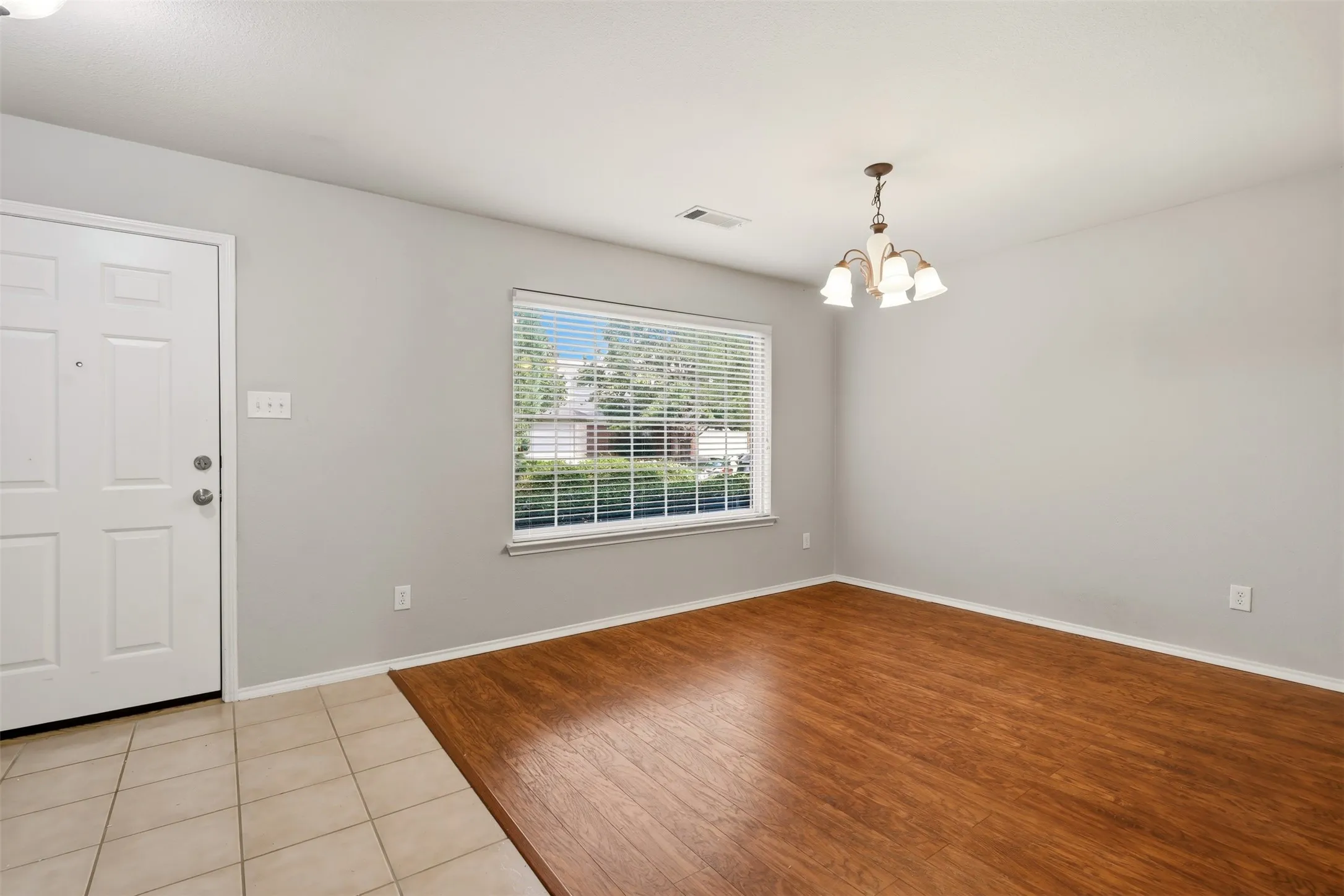 Single Family Residence For Sale in Tarrant County , 5112 Senator Drive, Fort Worth, Texas 76244, 3 Bedroom, 2 Bathroom, 2 Garage spaces, 1,912 Sqft, built in 2004, mls#21413840, Real Estate Agent in Fort Worth, Homes For Sale in Tarrant county, Homes For Sale in Fort Worth, Realtor in Fort Worth Texas, Real Estate Brokerage Independent Realty Texas, Luminita Cordes Realtor