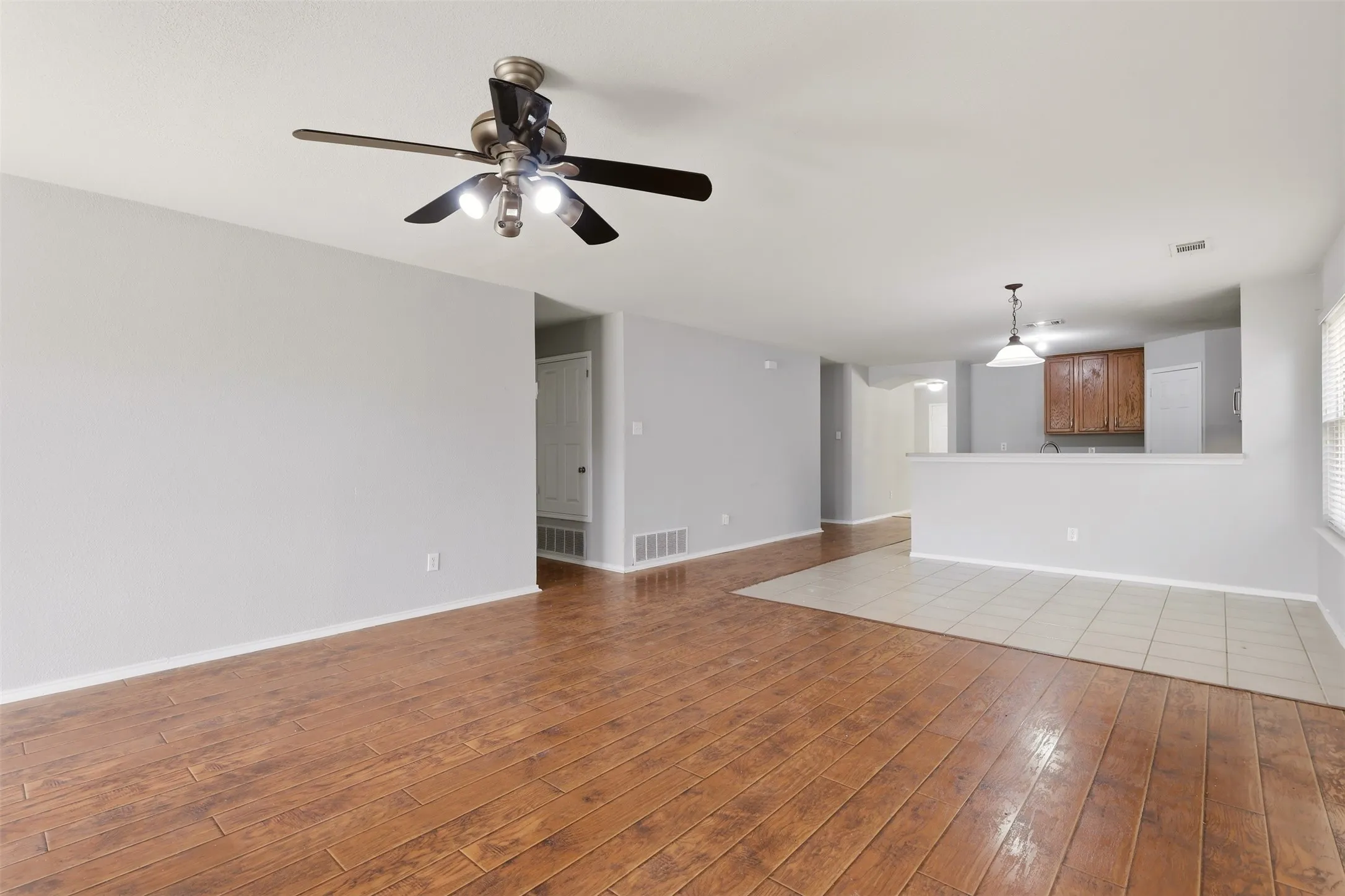 Single Family Residence For Sale in Tarrant County , 5112 Senator Drive, Fort Worth, Texas 76244, 3 Bedroom, 2 Bathroom, 2 Garage spaces, 1,912 Sqft, built in 2004, mls#21413840, Real Estate Agent in Fort Worth, Homes For Sale in Tarrant county, Homes For Sale in Fort Worth, Realtor in Fort Worth Texas, Real Estate Brokerage Independent Realty Texas, Luminita Cordes Realtor
