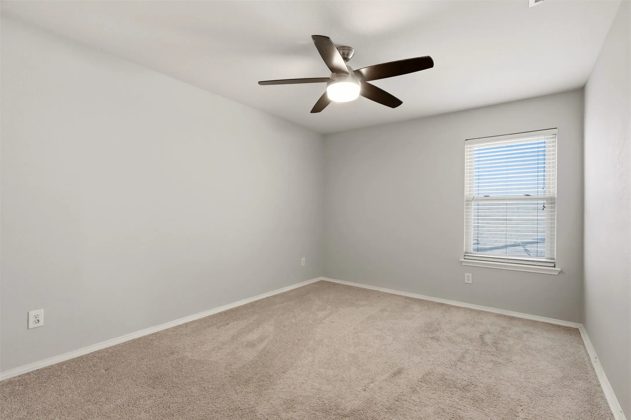 Single Family Residence For Sale in Tarrant County , 5112 Senator Drive, Fort Worth, Texas 76244, 3 Bedroom, 2 Bathroom, 2 Garage spaces, 1,912 Sqft, built in 2004, mls#21413840, Real Estate Agent in Fort Worth, Homes For Sale in Tarrant county, Homes For Sale in Fort Worth, Realtor in Fort Worth Texas, Real Estate Brokerage Independent Realty Texas, Luminita Cordes Realtor