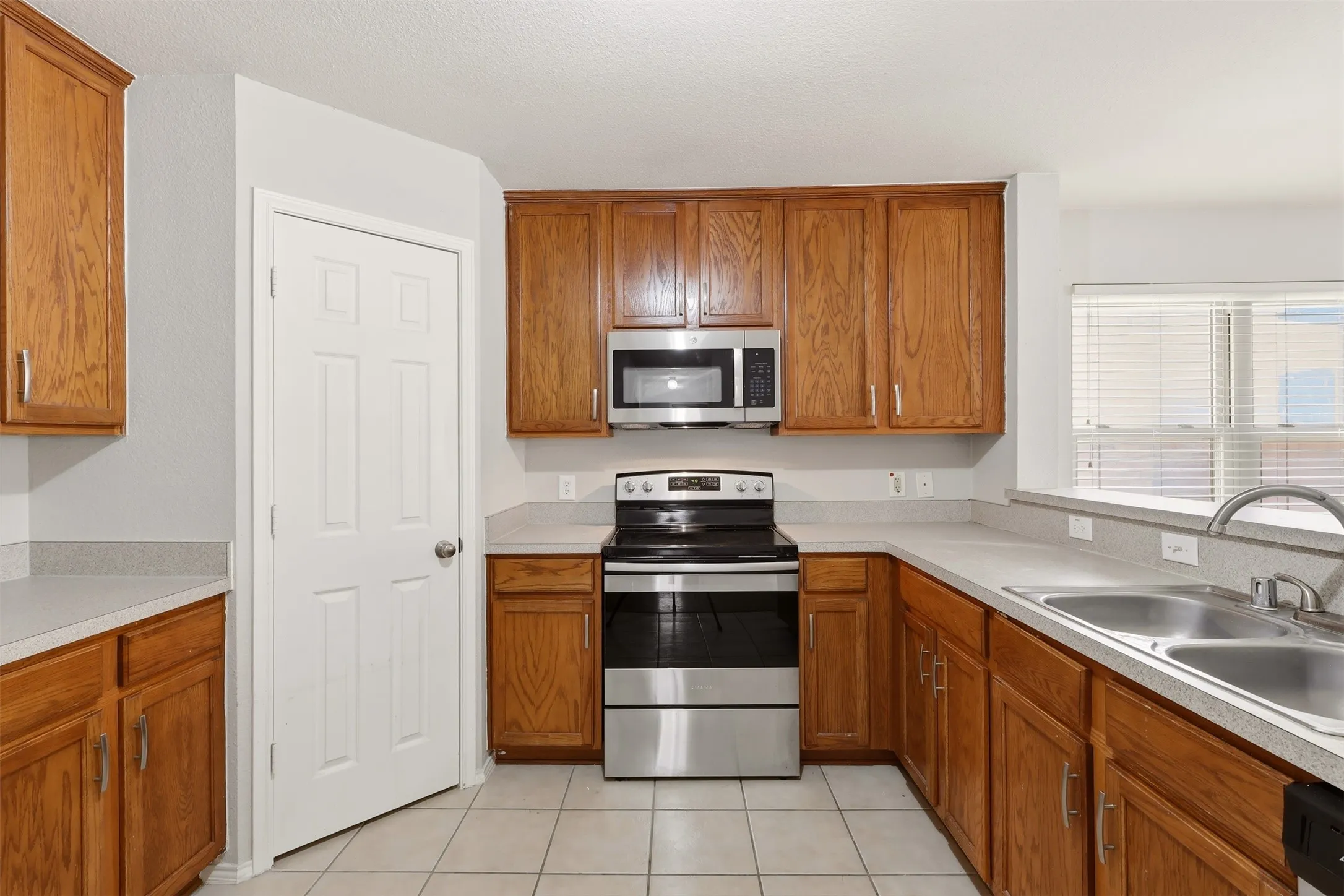 Single Family Residence For Sale in Tarrant County , 5112 Senator Drive, Fort Worth, Texas 76244, 3 Bedroom, 2 Bathroom, 2 Garage spaces, 1,912 Sqft, built in 2004, mls#21413840, Real Estate Agent in Fort Worth, Homes For Sale in Tarrant county, Homes For Sale in Fort Worth, Realtor in Fort Worth Texas, Real Estate Brokerage Independent Realty Texas, Luminita Cordes Realtor