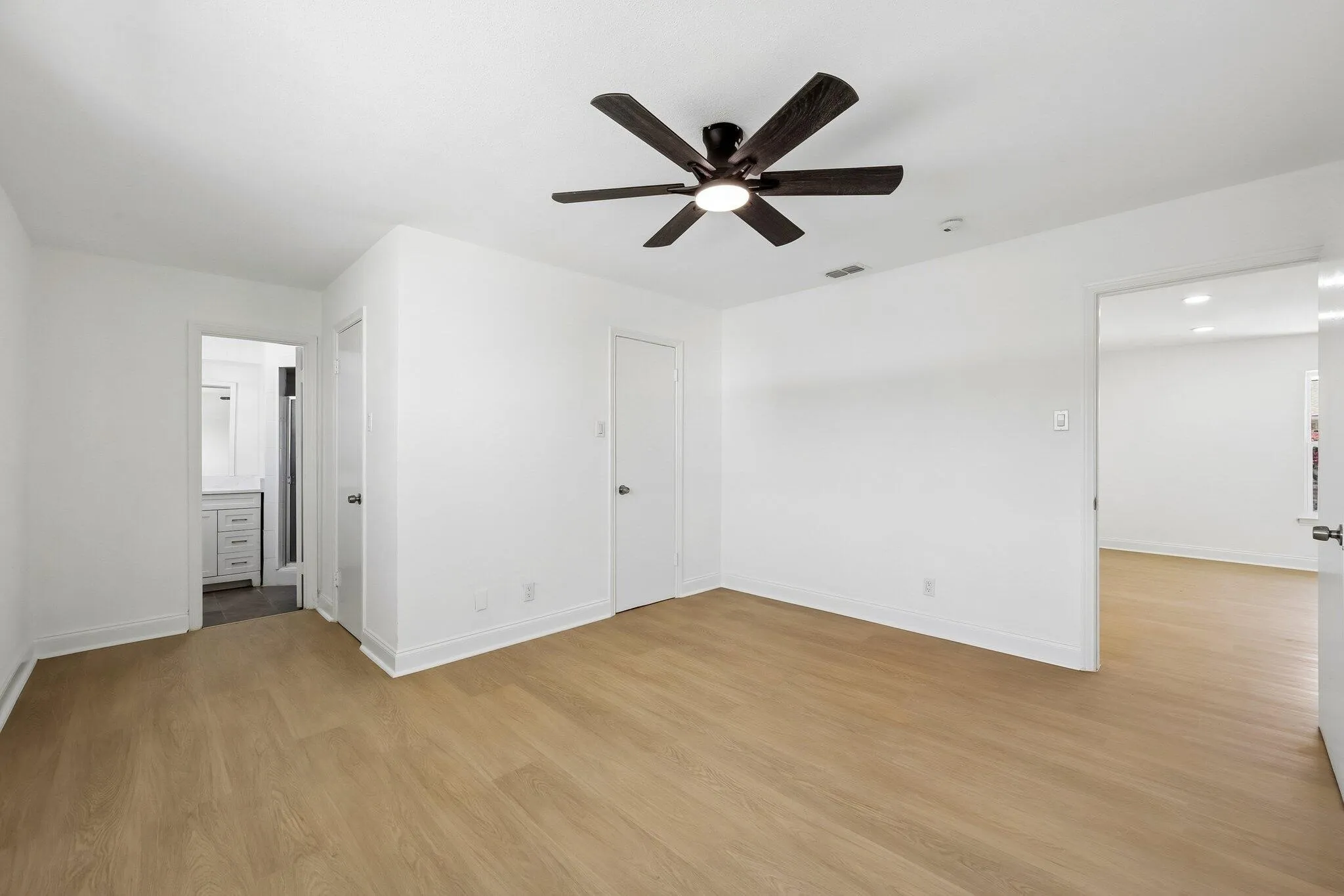 Condominium For Sale in Dallas County , 5050 Matilda Street 225, Dallas, Texas 75206, 2 Bedroom, 2 Bathroom, Garage spaces, 1,055 Sqft, built in 1968, mls#21413842, Real Estate Agent in Dallas, Homes For Sale in Dallas county, Homes For Sale in Dallas, Realtor in Dallas Texas, Real Estate Brokerage Independent Realty Texas, Luminita Cordes Realtor