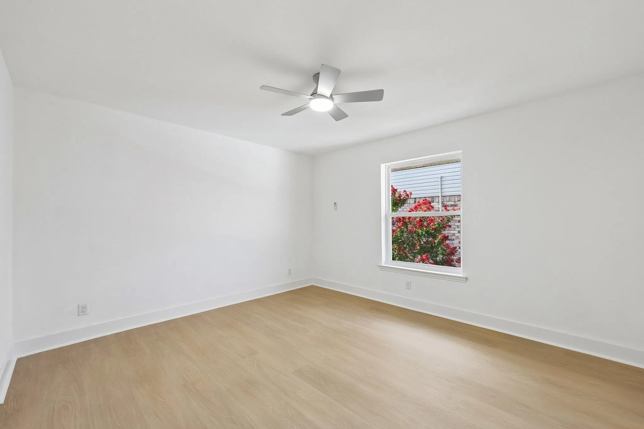 Condominium For Sale in Dallas County , 5050 Matilda Street 225, Dallas, Texas 75206, 2 Bedroom, 2 Bathroom, Garage spaces, 1,055 Sqft, built in 1968, mls#21413842, Real Estate Agent in Dallas, Homes For Sale in Dallas county, Homes For Sale in Dallas, Realtor in Dallas Texas, Real Estate Brokerage Independent Realty Texas, Luminita Cordes Realtor