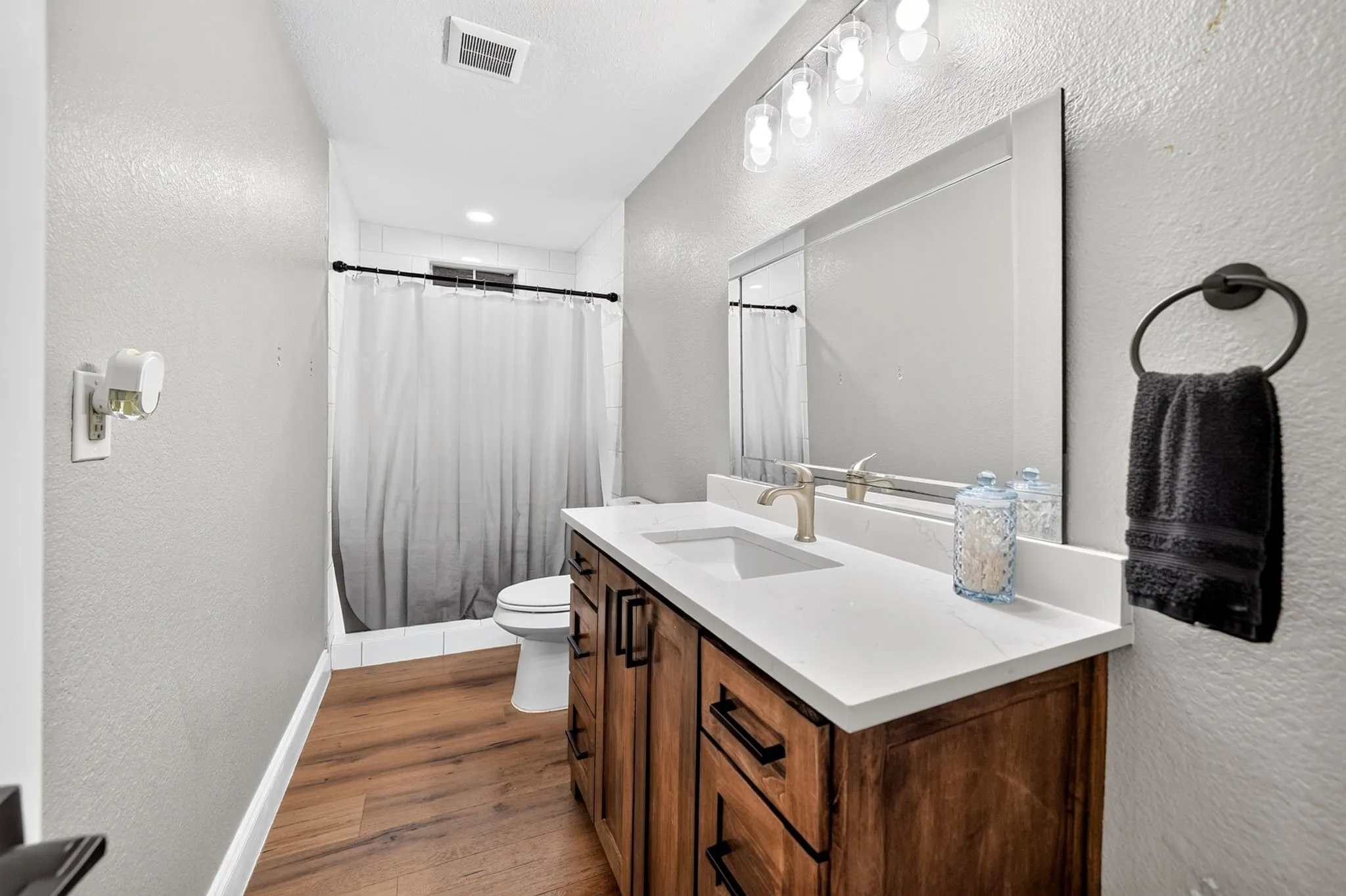 Single Family Residence For Sale in Dallas County , 1813 Baxley Drive, Carrollton, Texas 75006, 4 Bedroom, 3 Bathroom, 1 Garage spaces, 2,106 Sqft, built in 1956, mls#21402455, Real Estate Agent in Carrollton, Homes For Sale in Dallas county, Homes For Sale in Carrollton, Realtor in Carrollton Texas, Real Estate Brokerage Independent Realty Texas, Luminita Cordes Realtor
