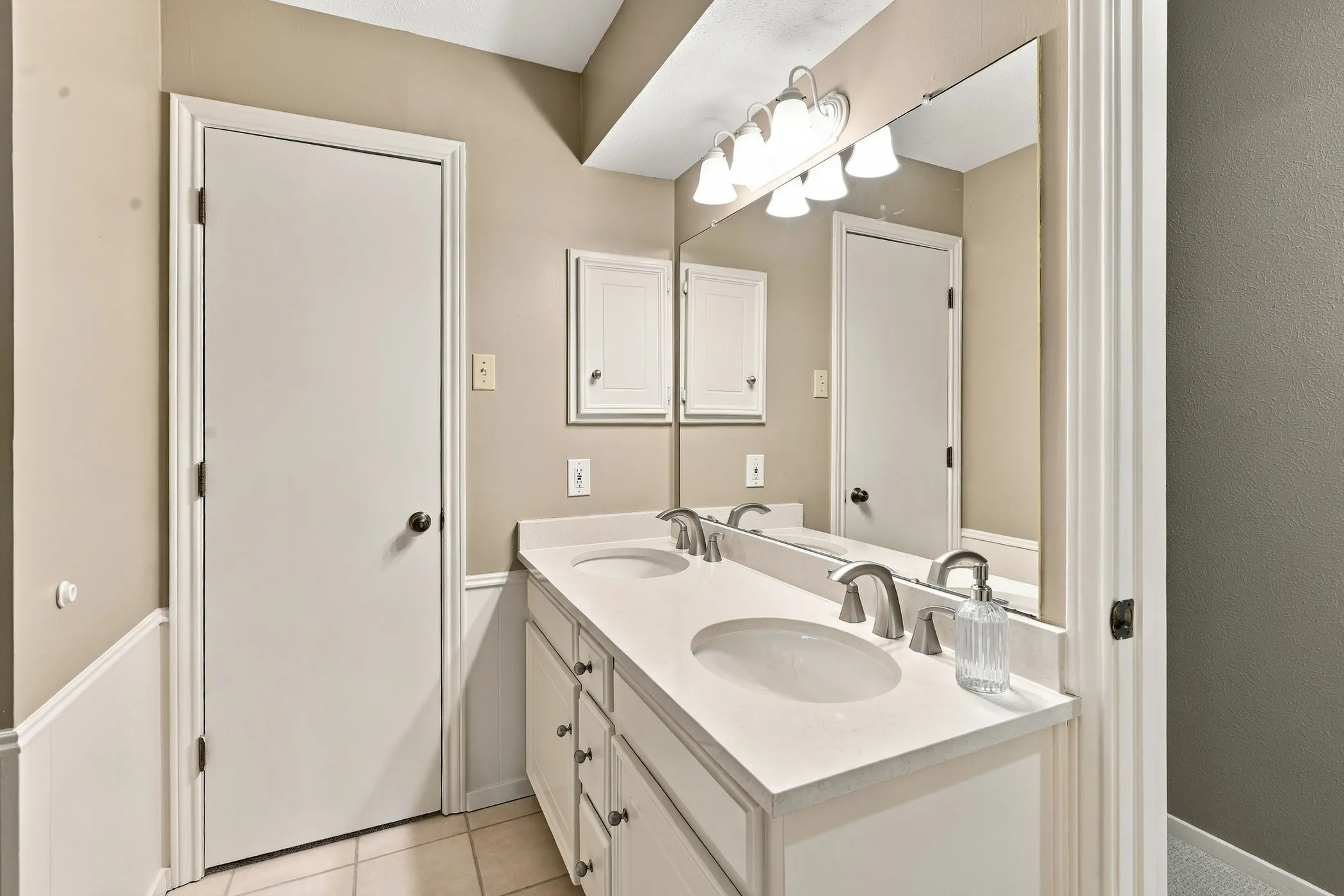 Single Family Residence For Sale in Dallas County , 6720 Firelight Lane, Dallas, Texas 75248, 4 Bedroom, 3 Bathroom, 2 Garage spaces, 2,400 Sqft, built in 1978, mls#21412984, Real Estate Agent in Dallas, Homes For Sale in Dallas county, Homes For Sale in Dallas, Realtor in Dallas Texas, Real Estate Brokerage Independent Realty Texas, Luminita Cordes Realtor