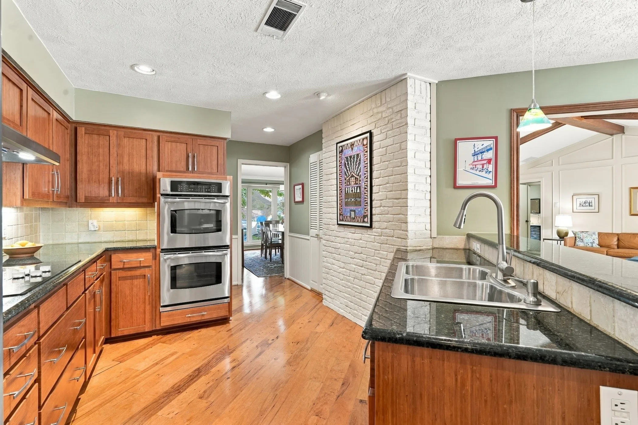 Single Family Residence For Sale in Dallas County , 6720 Firelight Lane, Dallas, Texas 75248, 4 Bedroom, 3 Bathroom, 2 Garage spaces, 2,400 Sqft, built in 1978, mls#21412984, Real Estate Agent in Dallas, Homes For Sale in Dallas county, Homes For Sale in Dallas, Realtor in Dallas Texas, Real Estate Brokerage Independent Realty Texas, Luminita Cordes Realtor