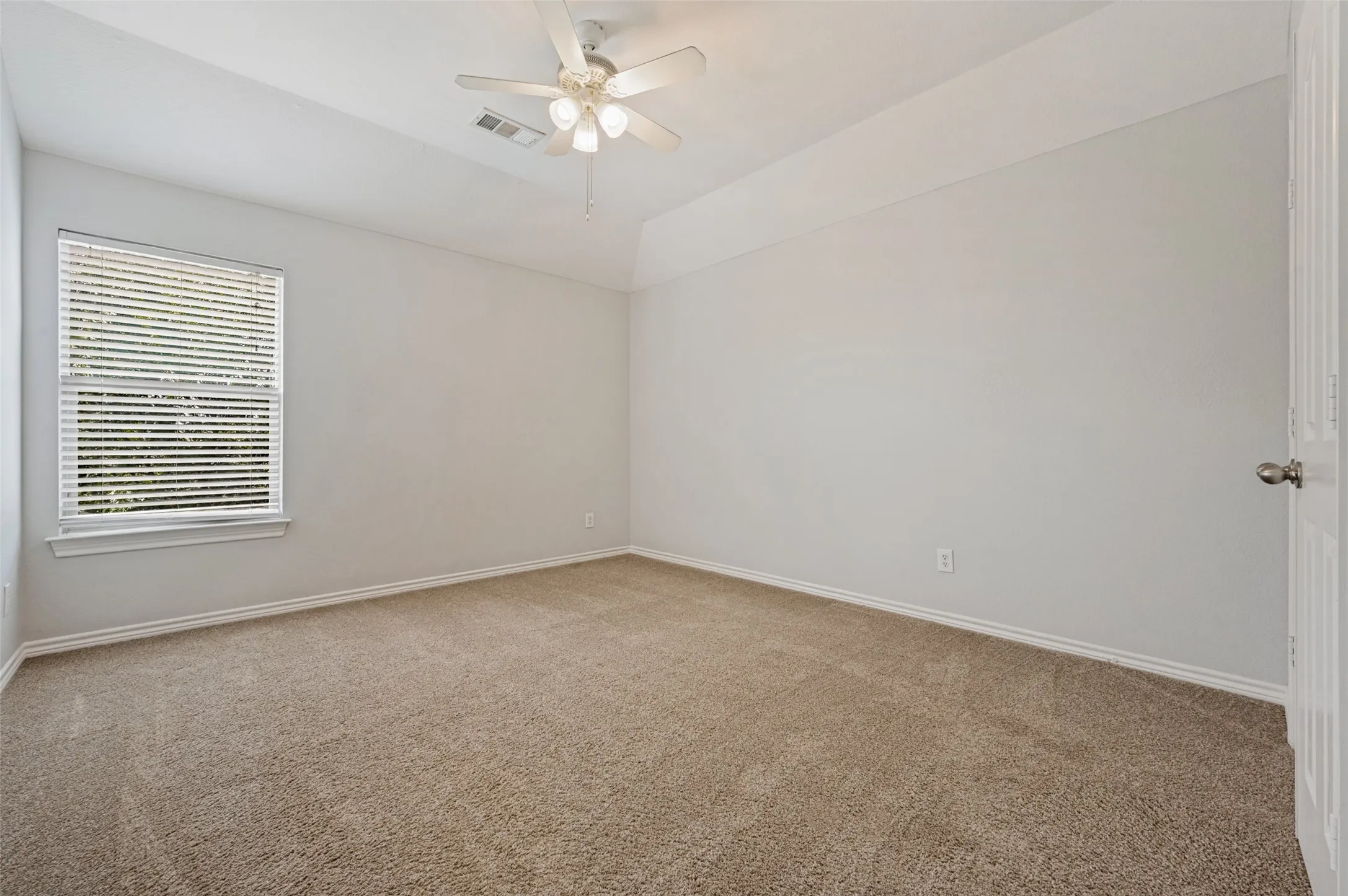 Single Family Residence For Sale in Tarrant County , 12725 Travers Trail, Fort Worth, Texas 76244, 4 Bedroom, 4 Bathroom, 2 Garage spaces, 3,280 Sqft, built in 2008, mls#21409889, Real Estate Agent in Fort Worth, Homes For Sale in Tarrant county, Homes For Sale in Fort Worth, Realtor in Fort Worth Texas, Real Estate Brokerage Independent Realty Texas, Luminita Cordes Realtor