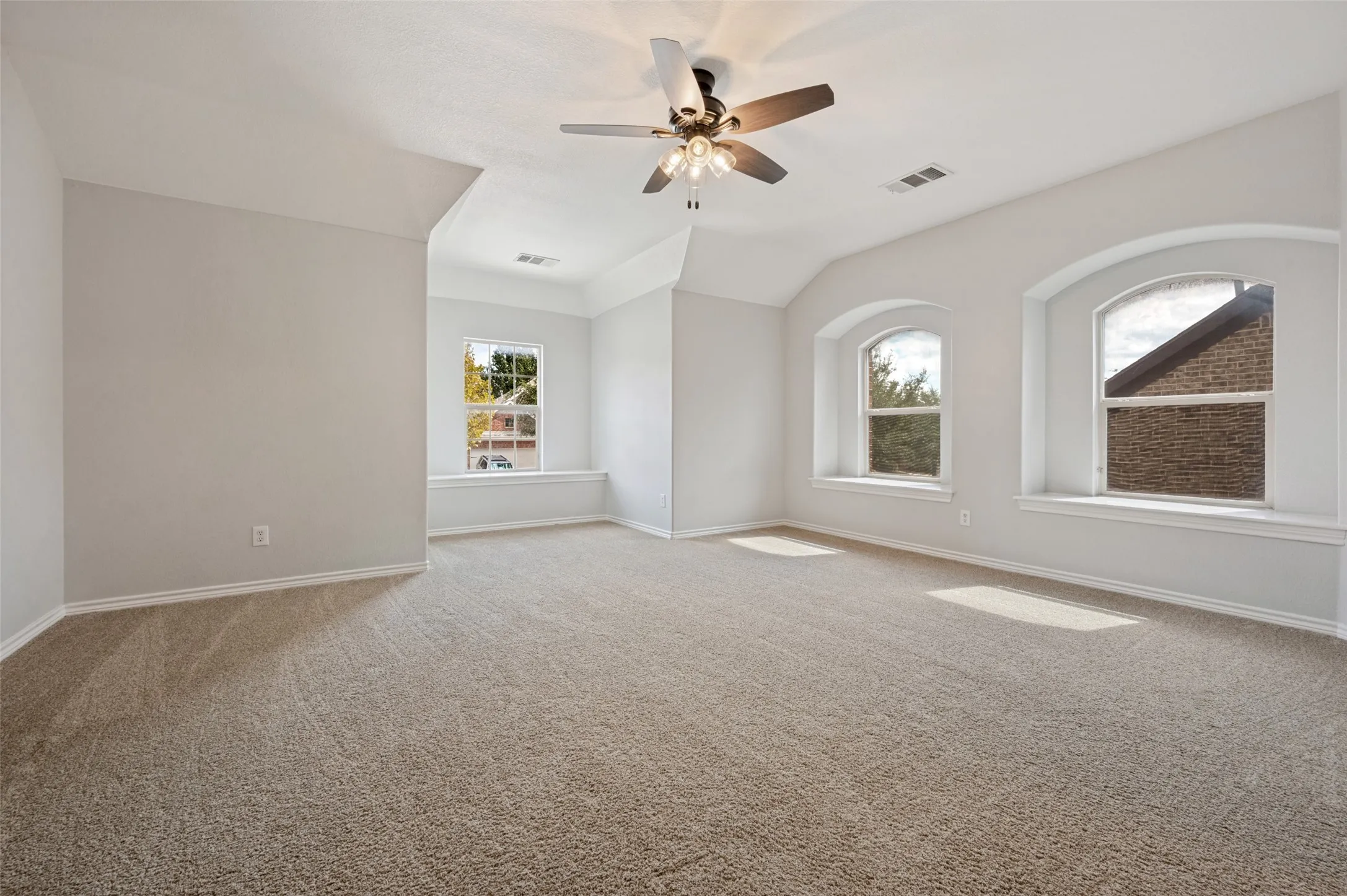 Single Family Residence For Sale in Tarrant County , 12725 Travers Trail, Fort Worth, Texas 76244, 4 Bedroom, 4 Bathroom, 2 Garage spaces, 3,280 Sqft, built in 2008, mls#21409889, Real Estate Agent in Fort Worth, Homes For Sale in Tarrant county, Homes For Sale in Fort Worth, Realtor in Fort Worth Texas, Real Estate Brokerage Independent Realty Texas, Luminita Cordes Realtor