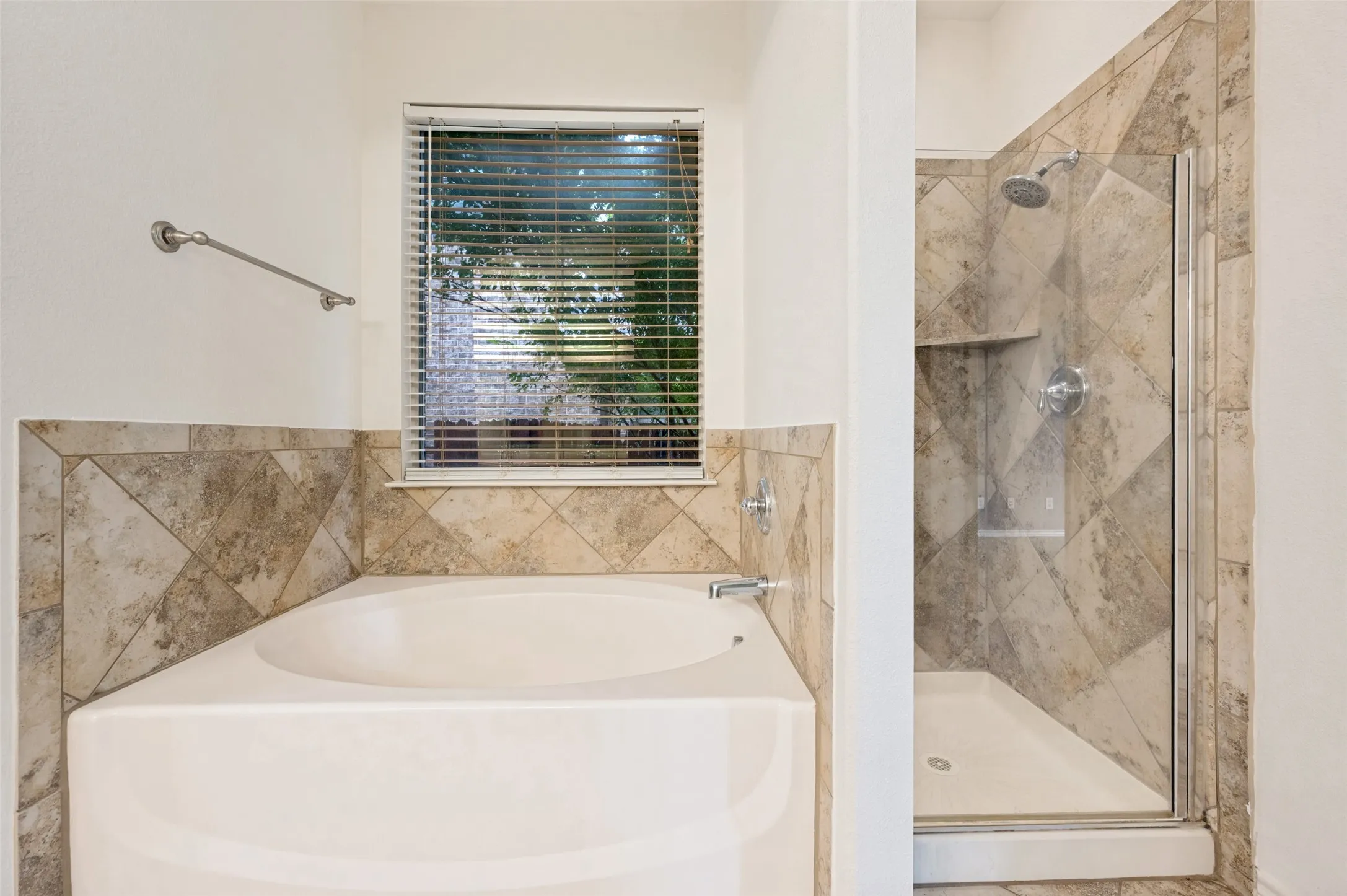 Single Family Residence For Sale in Tarrant County , 12725 Travers Trail, Fort Worth, Texas 76244, 4 Bedroom, 4 Bathroom, 2 Garage spaces, 3,280 Sqft, built in 2008, mls#21409889, Real Estate Agent in Fort Worth, Homes For Sale in Tarrant county, Homes For Sale in Fort Worth, Realtor in Fort Worth Texas, Real Estate Brokerage Independent Realty Texas, Luminita Cordes Realtor