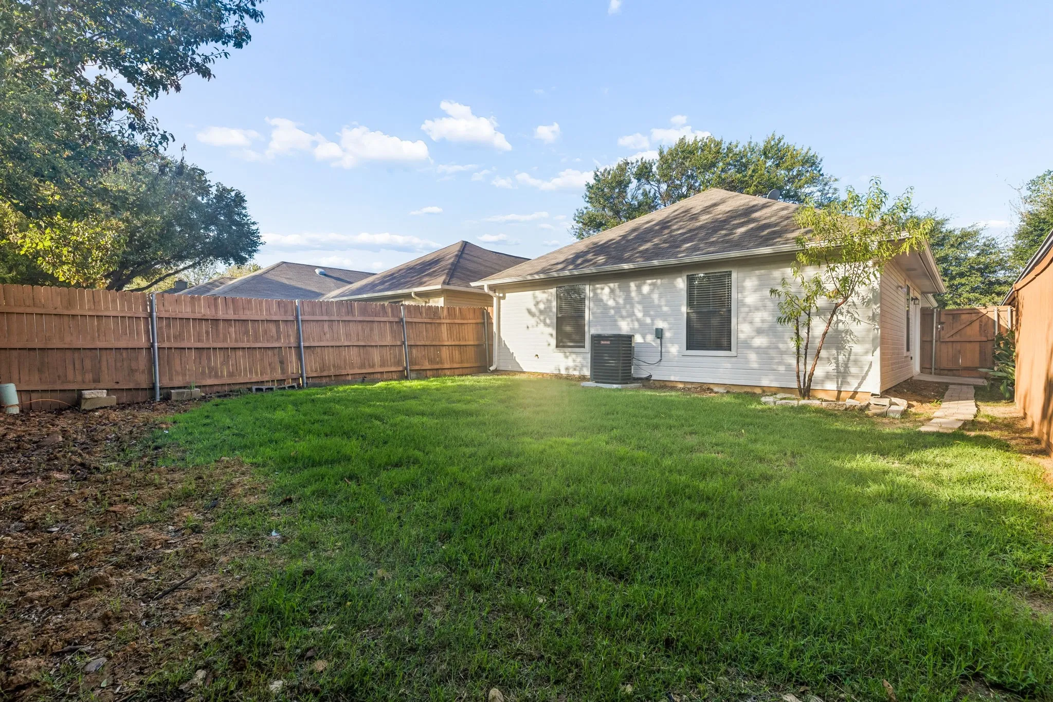Single Family Residence For Sale in Denton County , 1010 Bull Run, Denton, Texas 76209, 3 Bedroom, 2 Bathroom, 1 Garage spaces, 1,114 Sqft, built in 1986, mls#21413335, Real Estate Agent in Denton, Homes For Sale in Denton county, Homes For Sale in Denton, Realtor in Denton Texas, Real Estate Brokerage Independent Realty Texas, Luminita Cordes Realtor