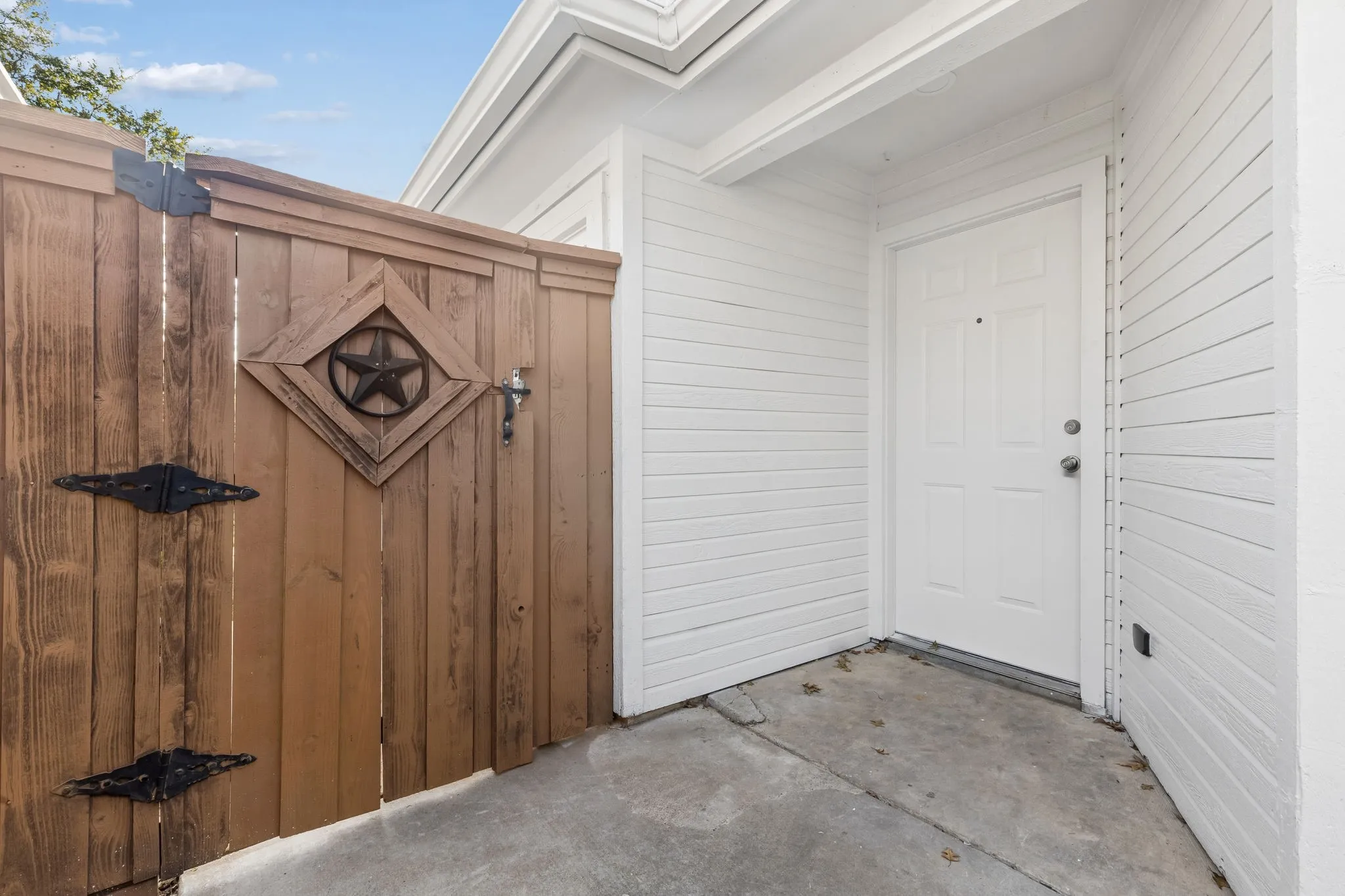 Single Family Residence For Sale in Denton County , 1010 Bull Run, Denton, Texas 76209, 3 Bedroom, 2 Bathroom, 1 Garage spaces, 1,114 Sqft, built in 1986, mls#21413335, Real Estate Agent in Denton, Homes For Sale in Denton county, Homes For Sale in Denton, Realtor in Denton Texas, Real Estate Brokerage Independent Realty Texas, Luminita Cordes Realtor
