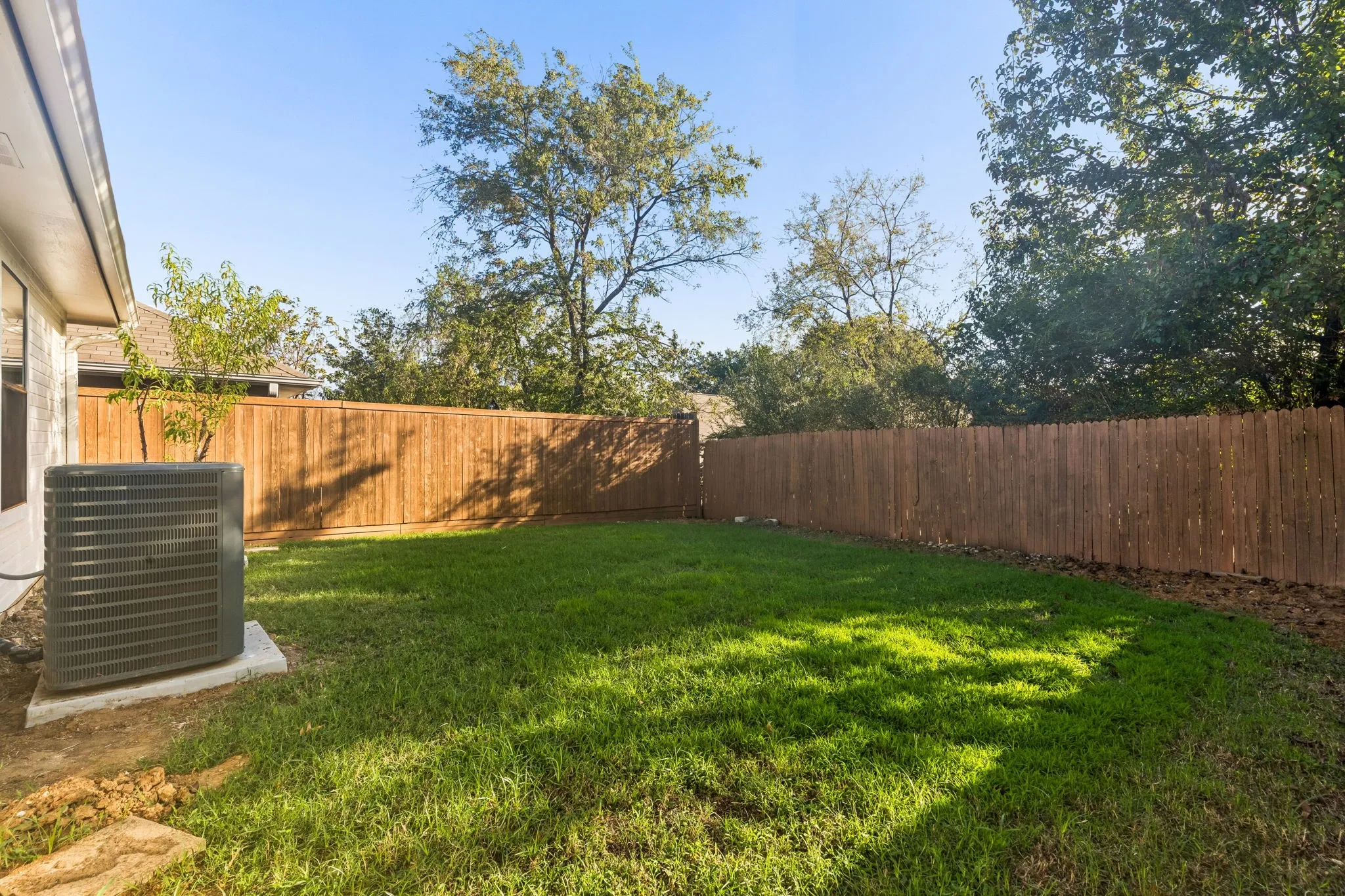 Single Family Residence For Sale in Denton County , 1010 Bull Run, Denton, Texas 76209, 3 Bedroom, 2 Bathroom, 1 Garage spaces, 1,114 Sqft, built in 1986, mls#21413335, Real Estate Agent in Denton, Homes For Sale in Denton county, Homes For Sale in Denton, Realtor in Denton Texas, Real Estate Brokerage Independent Realty Texas, Luminita Cordes Realtor