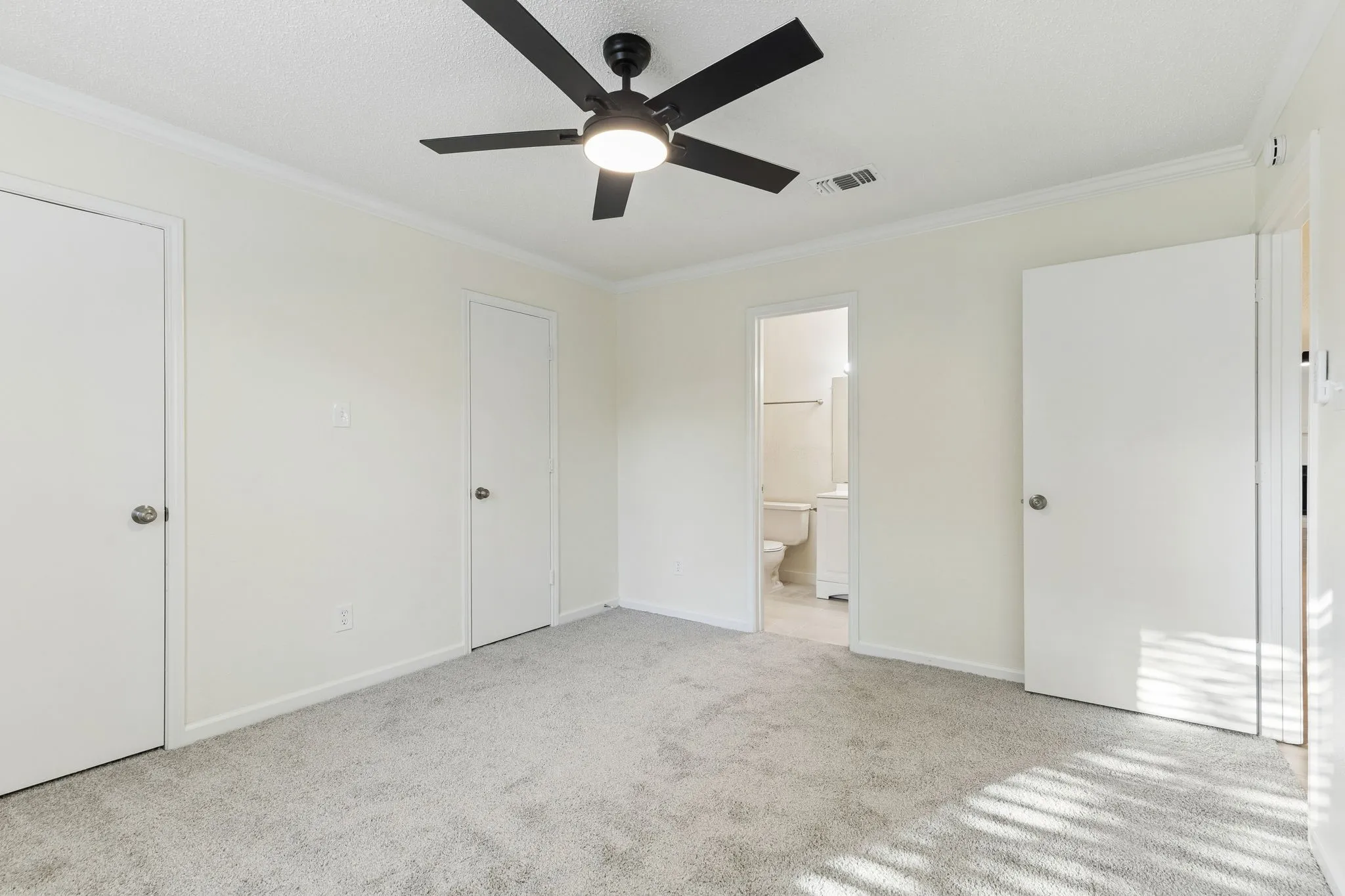 Single Family Residence For Sale in Denton County , 1010 Bull Run, Denton, Texas 76209, 3 Bedroom, 2 Bathroom, 1 Garage spaces, 1,114 Sqft, built in 1986, mls#21413335, Real Estate Agent in Denton, Homes For Sale in Denton county, Homes For Sale in Denton, Realtor in Denton Texas, Real Estate Brokerage Independent Realty Texas, Luminita Cordes Realtor