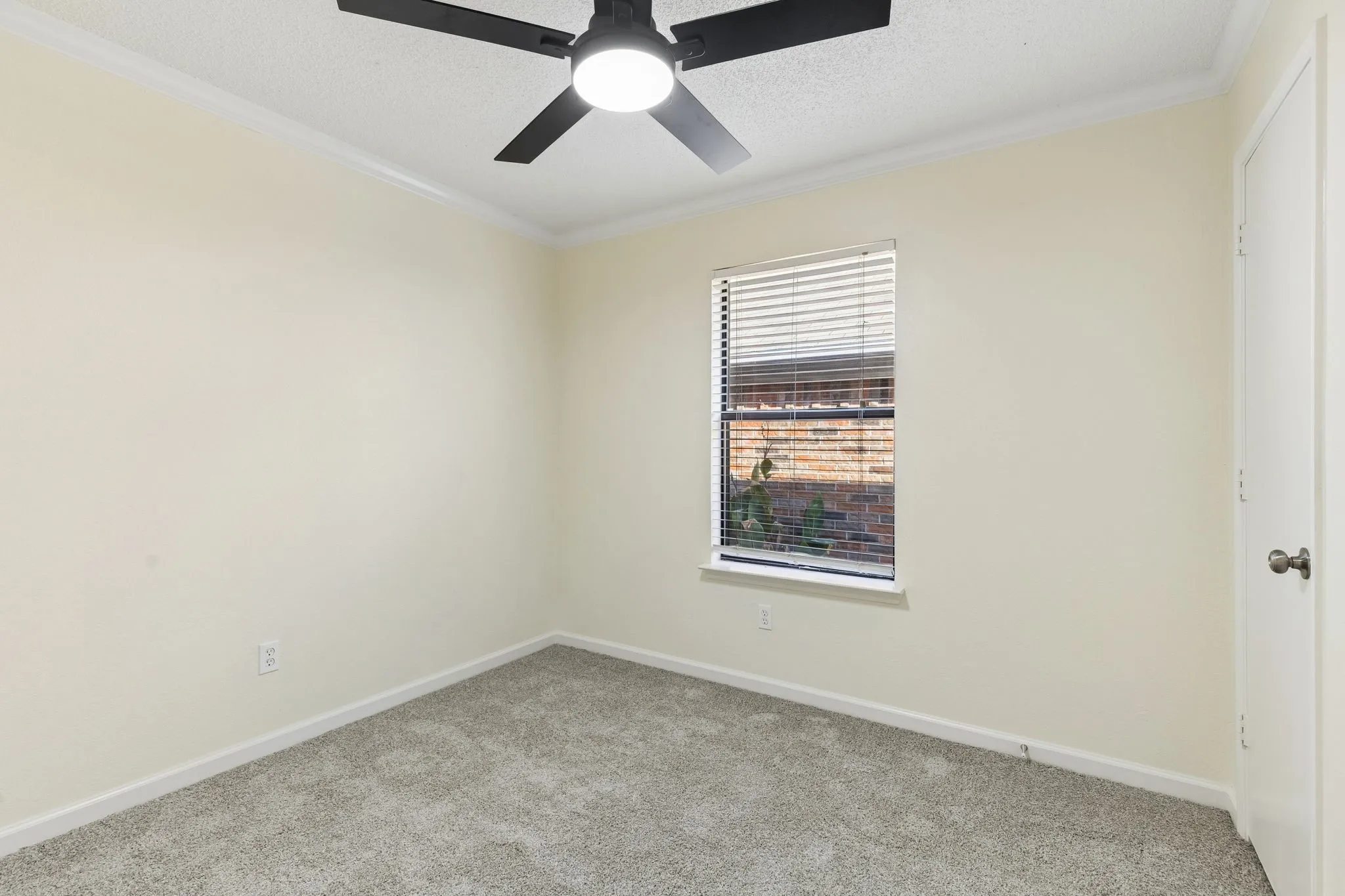Single Family Residence For Sale in Denton County , 1010 Bull Run, Denton, Texas 76209, 3 Bedroom, 2 Bathroom, 1 Garage spaces, 1,114 Sqft, built in 1986, mls#21413335, Real Estate Agent in Denton, Homes For Sale in Denton county, Homes For Sale in Denton, Realtor in Denton Texas, Real Estate Brokerage Independent Realty Texas, Luminita Cordes Realtor
