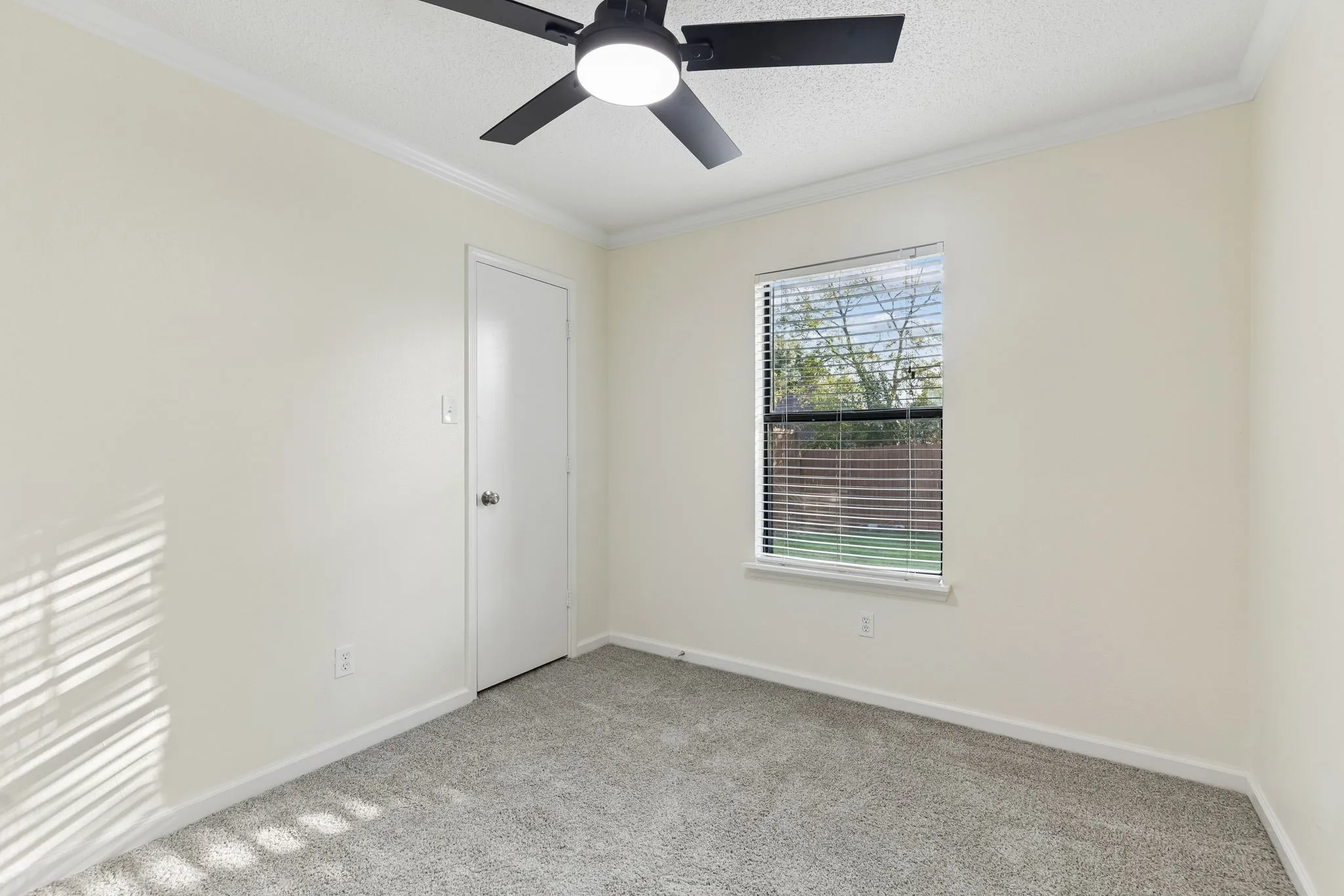 Single Family Residence For Sale in Denton County , 1010 Bull Run, Denton, Texas 76209, 3 Bedroom, 2 Bathroom, 1 Garage spaces, 1,114 Sqft, built in 1986, mls#21413335, Real Estate Agent in Denton, Homes For Sale in Denton county, Homes For Sale in Denton, Realtor in Denton Texas, Real Estate Brokerage Independent Realty Texas, Luminita Cordes Realtor