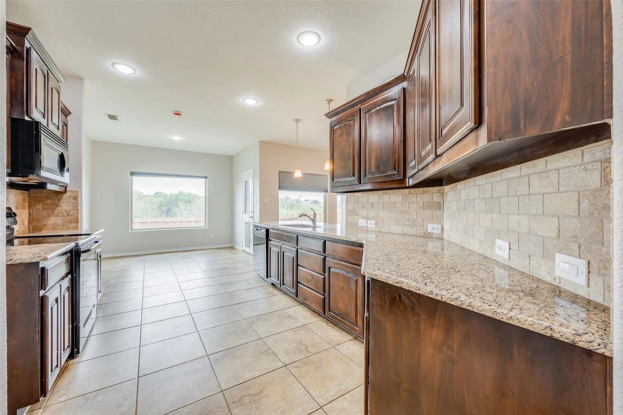 Single Family Residence For Sale in Tarrant County , 13841 Langston Lake Road, Fort Worth, Texas 76262, 3 Bedroom, 2 Bathroom, 2 Garage spaces, 1,712 Sqft, built in 2016, mls#21413485, Real Estate Agent in Fort Worth, Homes For Sale in Tarrant county, Homes For Sale in Fort Worth, Realtor in Fort Worth Texas, Real Estate Brokerage Independent Realty Texas, Luminita Cordes Realtor