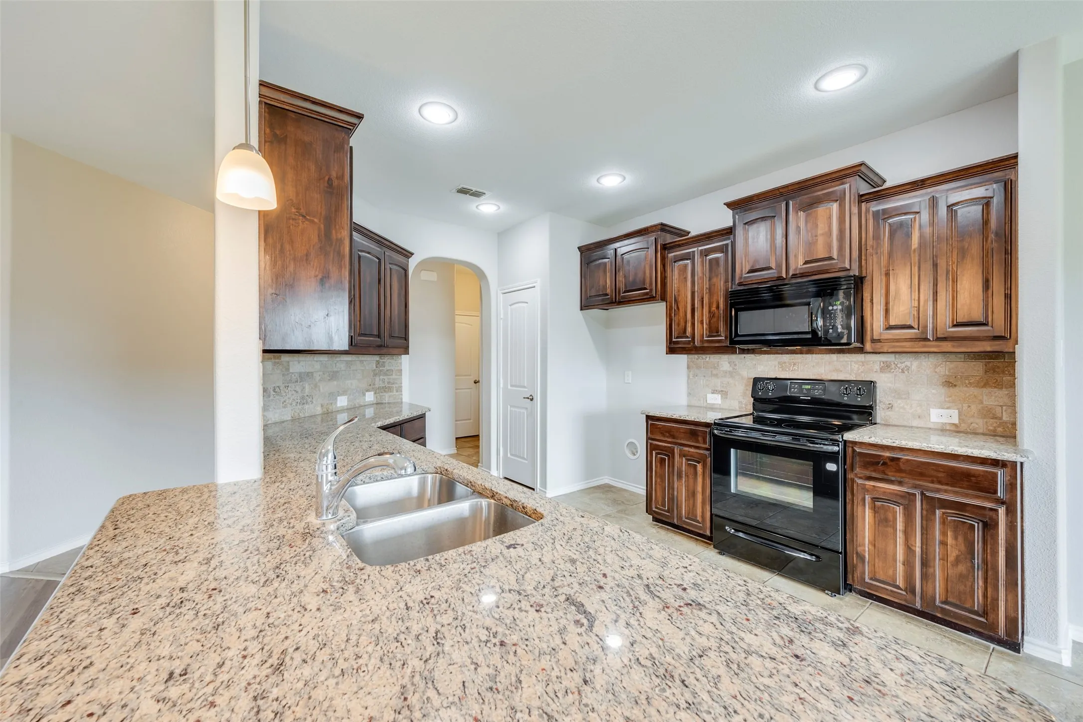 Single Family Residence For Sale in Tarrant County , 13841 Langston Lake Road, Fort Worth, Texas 76262, 3 Bedroom, 2 Bathroom, 2 Garage spaces, 1,712 Sqft, built in 2016, mls#21413485, Real Estate Agent in Fort Worth, Homes For Sale in Tarrant county, Homes For Sale in Fort Worth, Realtor in Fort Worth Texas, Real Estate Brokerage Independent Realty Texas, Luminita Cordes Realtor