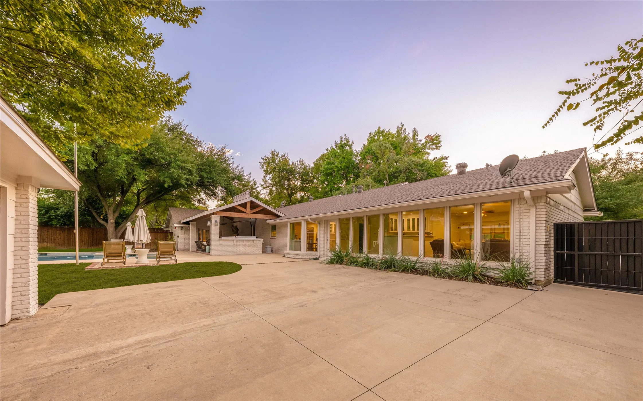 Single Family Residence For Sale in Tarrant County , 3417 Acorn Run, Fort Worth, Texas 76109, 4 Bedroom, 4 Bathroom, 2 Garage spaces, 3,814 Sqft, built in 1964, mls#21411626, Real Estate Agent in Fort Worth, Homes For Sale in Tarrant county, Homes For Sale in Fort Worth, Realtor in Fort Worth Texas, Real Estate Brokerage Independent Realty Texas, Luminita Cordes Realtor