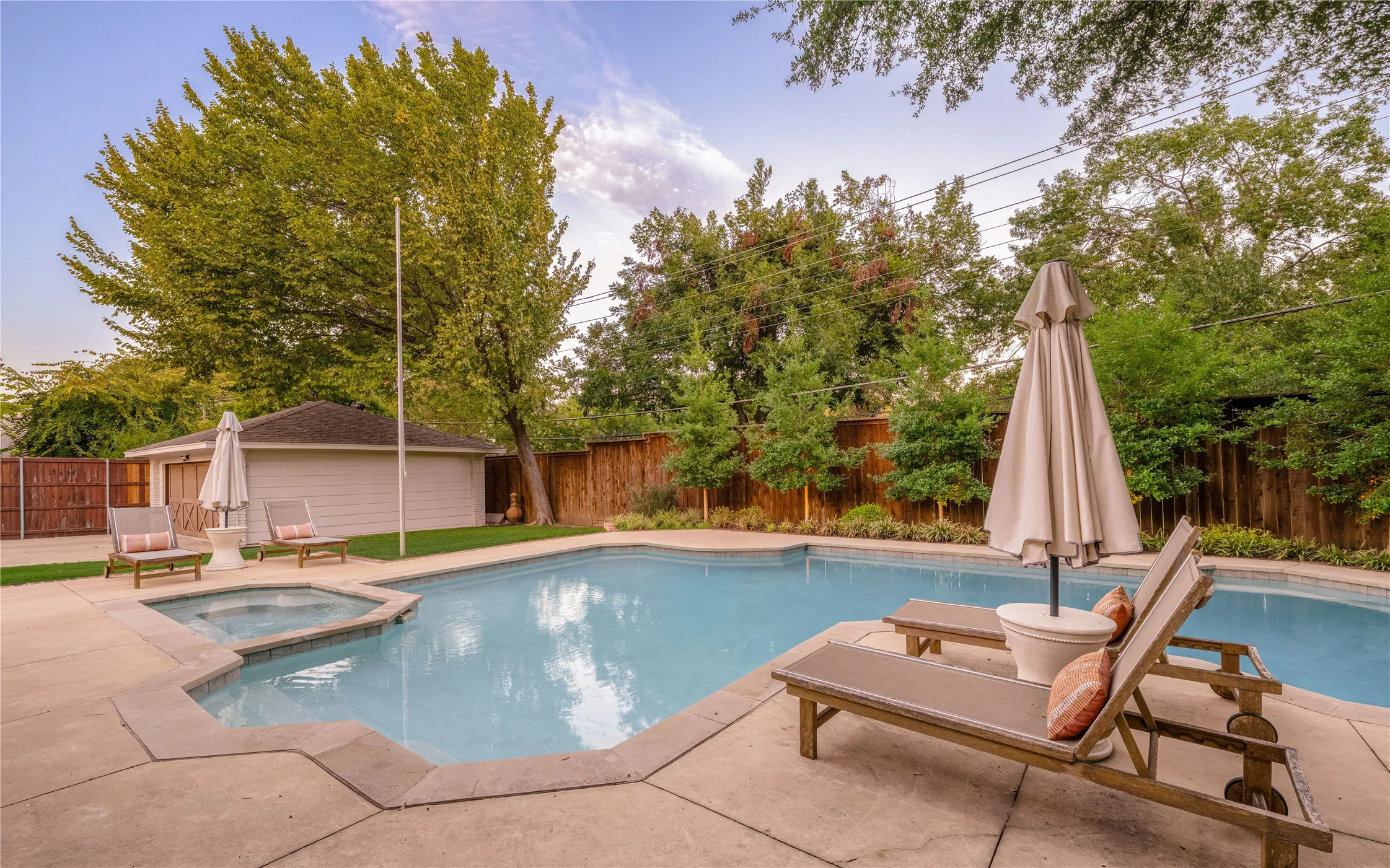 Single Family Residence For Sale in Tarrant County , 3417 Acorn Run, Fort Worth, Texas 76109, 4 Bedroom, 4 Bathroom, 2 Garage spaces, 3,814 Sqft, built in 1964, mls#21411626, Real Estate Agent in Fort Worth, Homes For Sale in Tarrant county, Homes For Sale in Fort Worth, Realtor in Fort Worth Texas, Real Estate Brokerage Independent Realty Texas, Luminita Cordes Realtor