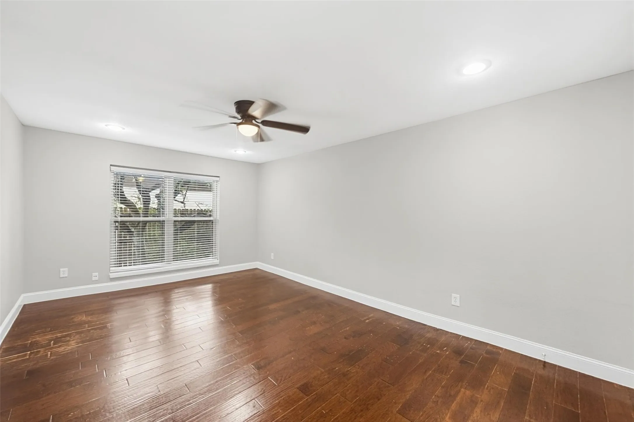 Single Family Residence For Rent in Tarrant County , 2909 White Oak Lane, Bedford, Texas 76021, 3 Bedroom, 2 Bathroom, 2 Garage spaces, 1,739 Sqft, built in 1973, mls#21413934, Real Estate Agent in Bedford, Homes For Rent in Tarrant county, Homes For Rent in Bedford, Realtor in Bedford Texas, Real Estate Brokerage Independent Realty Texas, Luminita Cordes Realtor