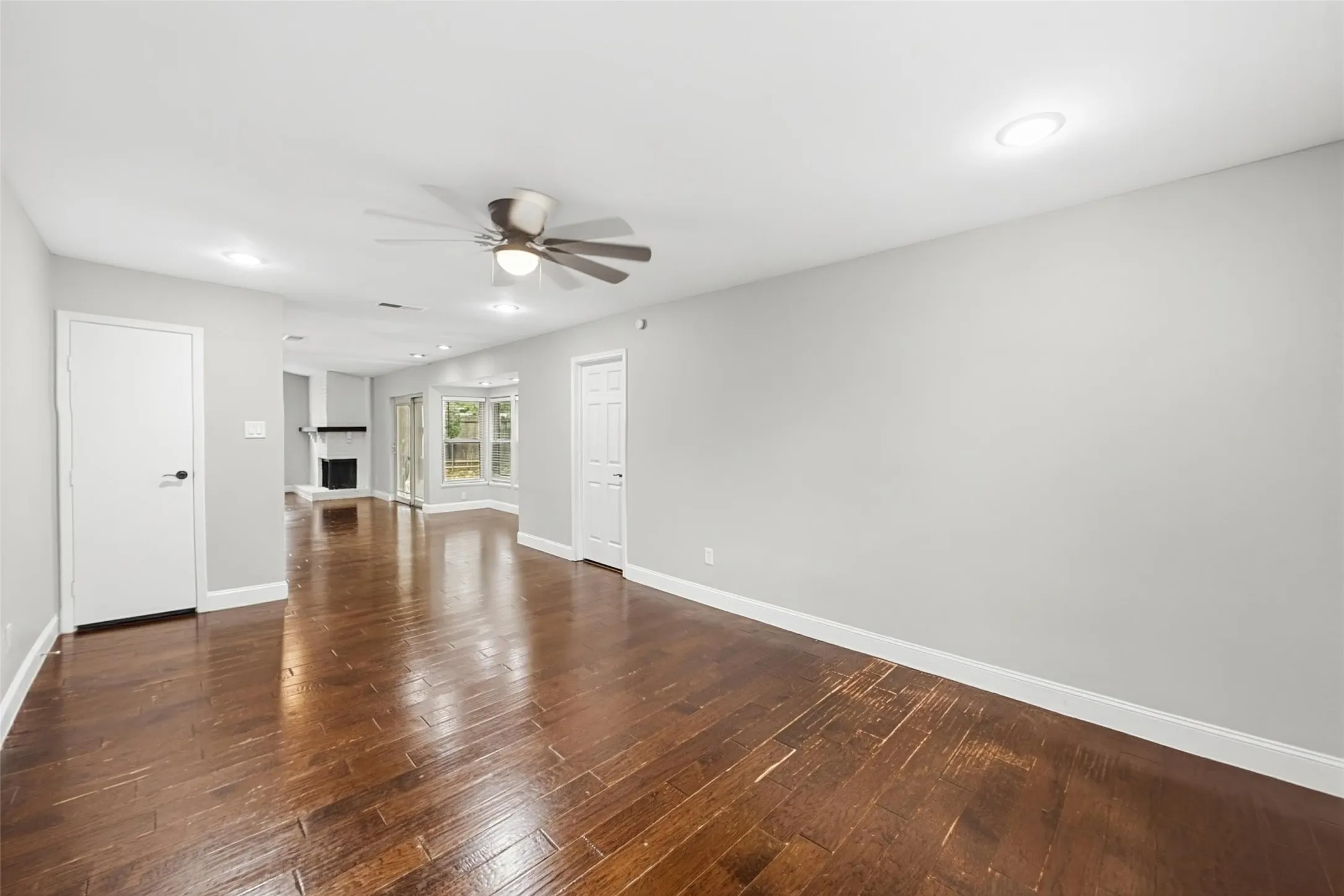 Single Family Residence For Rent in Tarrant County , 2909 White Oak Lane, Bedford, Texas 76021, 3 Bedroom, 2 Bathroom, 2 Garage spaces, 1,739 Sqft, built in 1973, mls#21413934, Real Estate Agent in Bedford, Homes For Rent in Tarrant county, Homes For Rent in Bedford, Realtor in Bedford Texas, Real Estate Brokerage Independent Realty Texas, Luminita Cordes Realtor