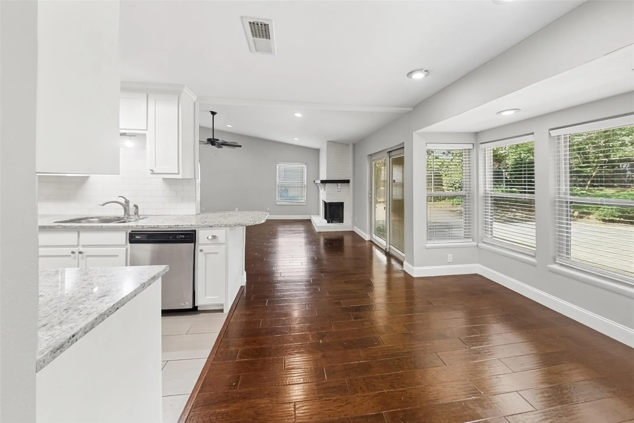 Single Family Residence For Rent in Tarrant County , 2909 White Oak Lane, Bedford, Texas 76021, 3 Bedroom, 2 Bathroom, 2 Garage spaces, 1,739 Sqft, built in 1973, mls#21413934, Real Estate Agent in Bedford, Homes For Rent in Tarrant county, Homes For Rent in Bedford, Realtor in Bedford Texas, Real Estate Brokerage Independent Realty Texas, Luminita Cordes Realtor