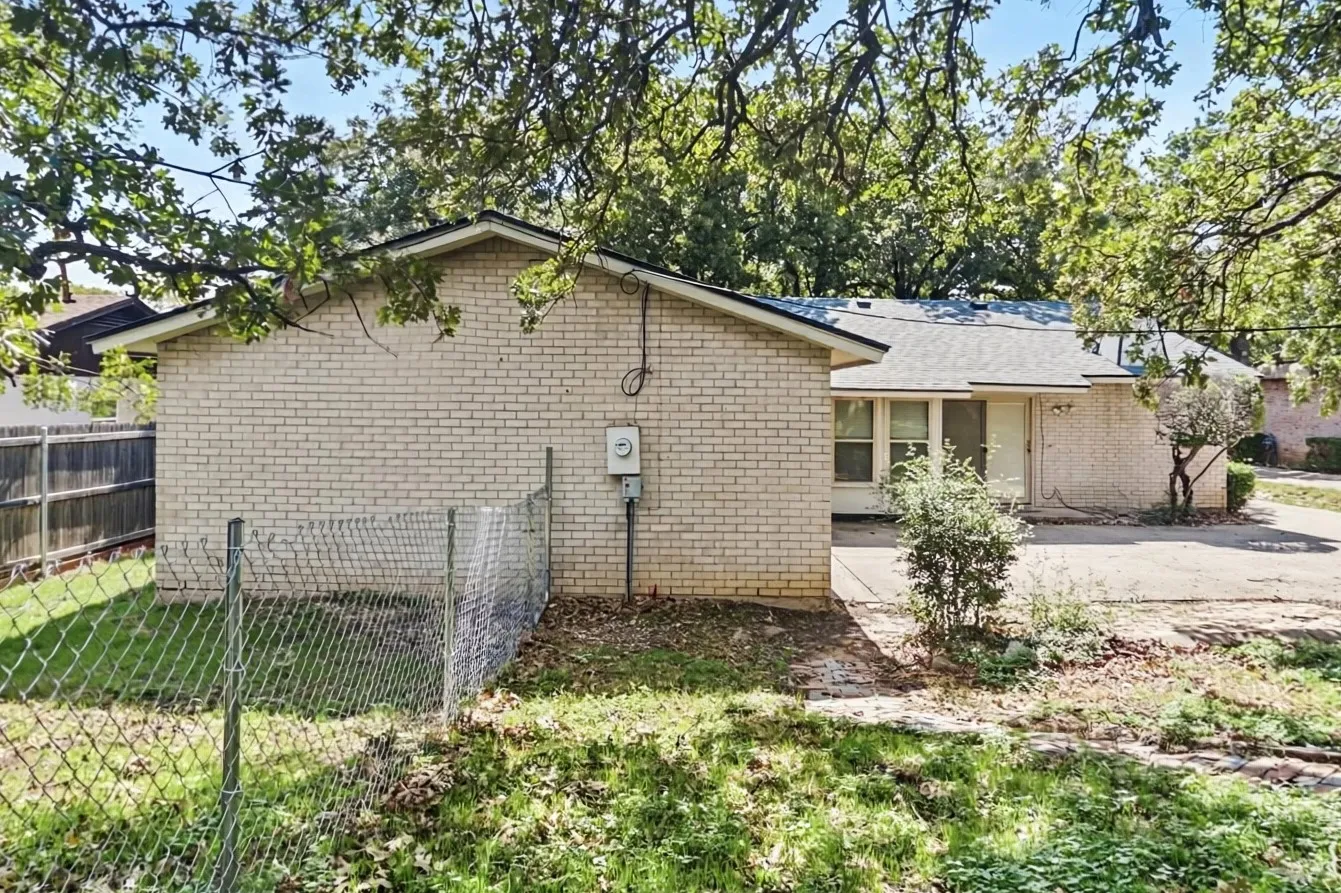 Single Family Residence For Rent in Tarrant County , 2909 White Oak Lane, Bedford, Texas 76021, 3 Bedroom, 2 Bathroom, 2 Garage spaces, 1,739 Sqft, built in 1973, mls#21413934, Real Estate Agent in Bedford, Homes For Rent in Tarrant county, Homes For Rent in Bedford, Realtor in Bedford Texas, Real Estate Brokerage Independent Realty Texas, Luminita Cordes Realtor