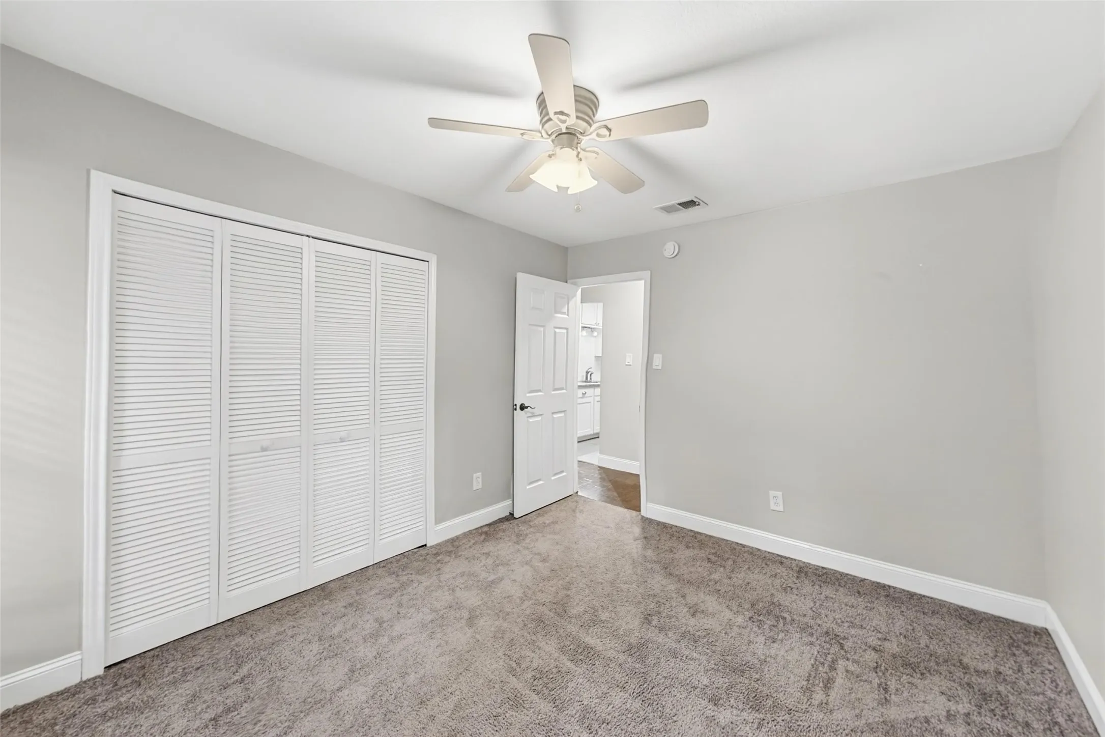 Single Family Residence For Rent in Tarrant County , 2909 White Oak Lane, Bedford, Texas 76021, 3 Bedroom, 2 Bathroom, 2 Garage spaces, 1,739 Sqft, built in 1973, mls#21413934, Real Estate Agent in Bedford, Homes For Rent in Tarrant county, Homes For Rent in Bedford, Realtor in Bedford Texas, Real Estate Brokerage Independent Realty Texas, Luminita Cordes Realtor